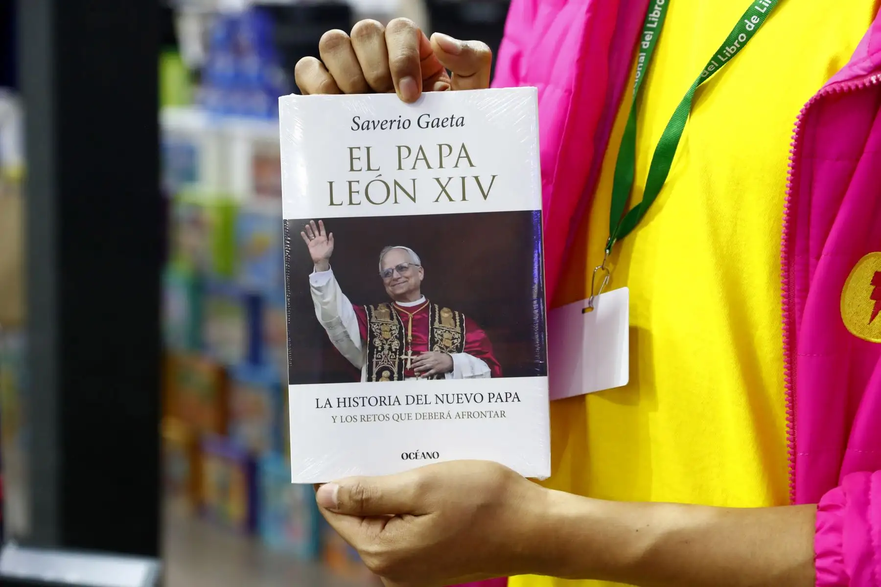 León XIV está presente en la Feria Internacional del Libro de Lima 2025, en Jesús María, a través de una variedad de publicaciones dedicadas a su figura. También destacan las imágenes a escala del pontífice, con las que numerosos asistentes interactúan y se toman fotografías como muestra de admiración. Foto: ANDINA/Daniel Bracamonte