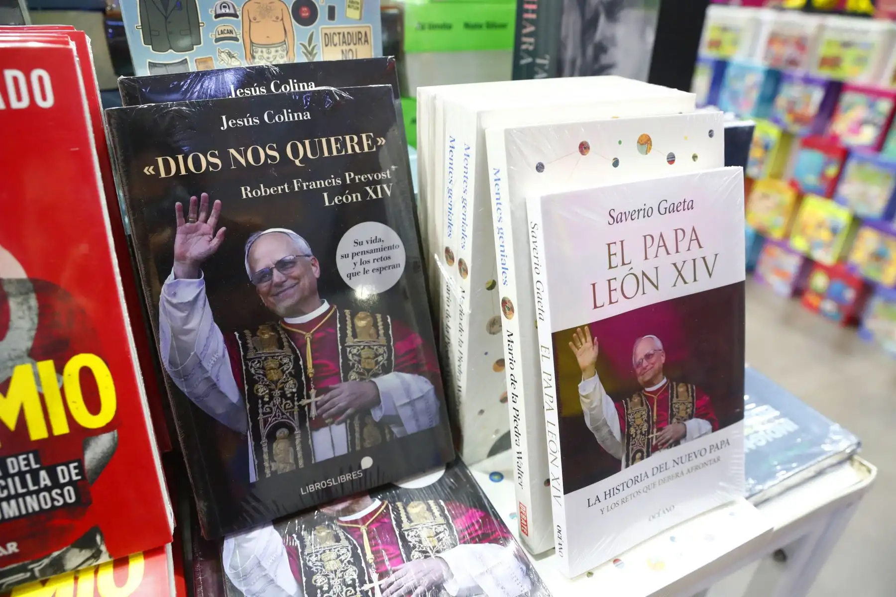 León XIV está presente en la Feria Internacional del Libro de Lima 2025, en Jesús María, a través de una variedad de publicaciones dedicadas a su figura. También destacan las imágenes a escala del pontífice, con las que numerosos asistentes interactúan y se toman fotografías como muestra de admiración. Foto: ANDINA/Daniel Bracamonte