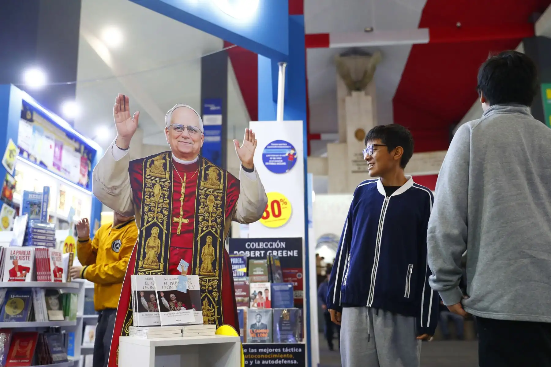 León XIV está presente en la Feria Internacional del Libro de Lima 2025, en Jesús María, a través de una variedad de publicaciones dedicadas a su figura. También destacan las imágenes a escala del pontífice, con las que numerosos asistentes interactúan y se toman fotografías como muestra de admiración. Foto: ANDINA/Daniel Bracamonte