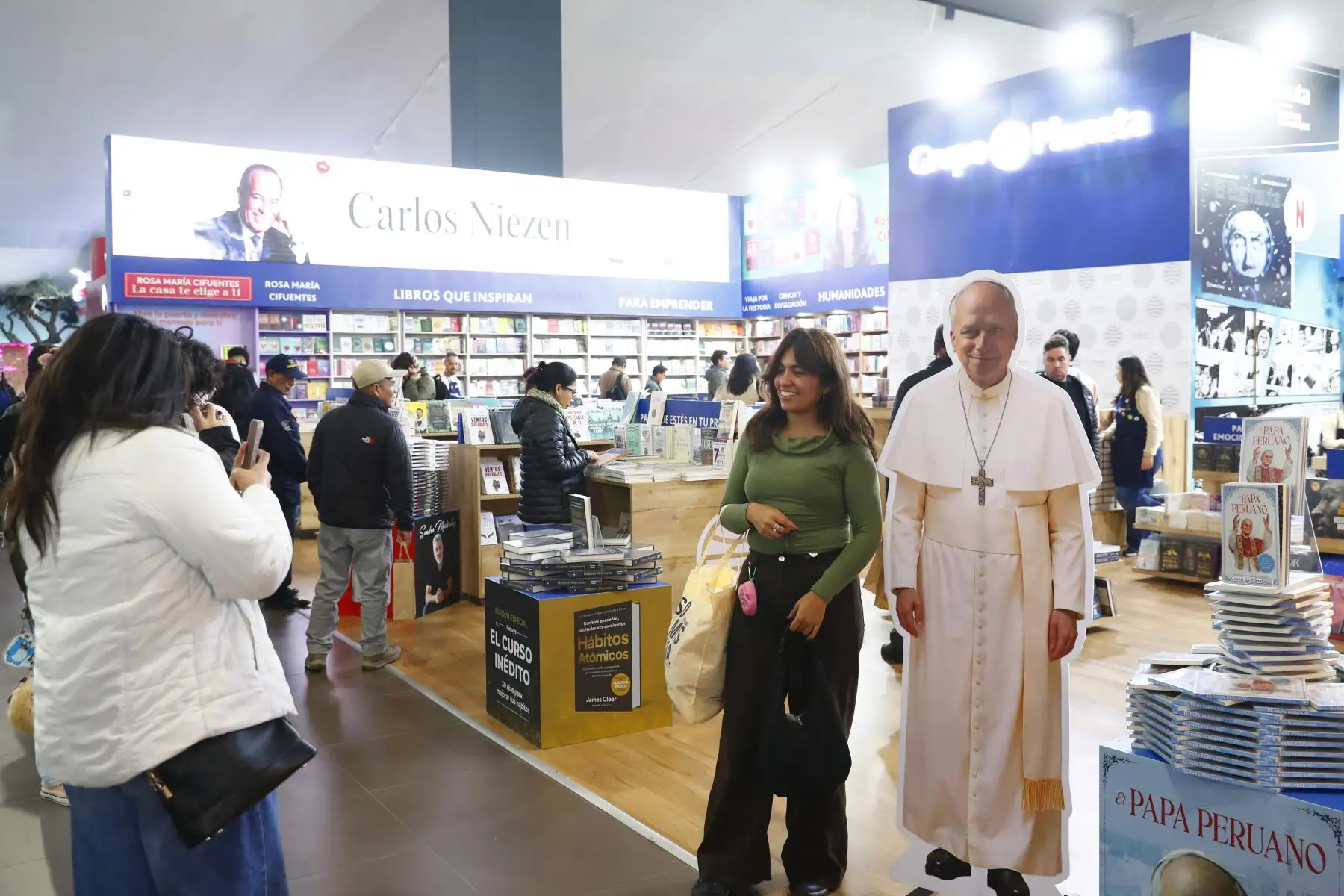 León XIV está presente en la Feria Internacional del Libro de Lima 2025, en Jesús María, a través de una variedad de publicaciones dedicadas a su figura. También destacan las imágenes a escala del pontífice, con las que numerosos asistentes interactúan y se toman fotografías como muestra de admiración. Foto: ANDINA/Daniel Bracamonte