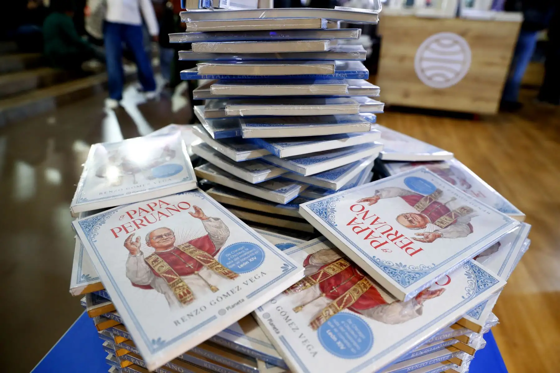 León XIV está presente en la Feria Internacional del Libro de Lima 2025, en Jesús María, a través de una variedad de publicaciones dedicadas a su figura. También destacan las imágenes a escala del pontífice, con las que numerosos asistentes interactúan y se toman fotografías como muestra de admiración. Foto: ANDINA/Daniel Bracamonte