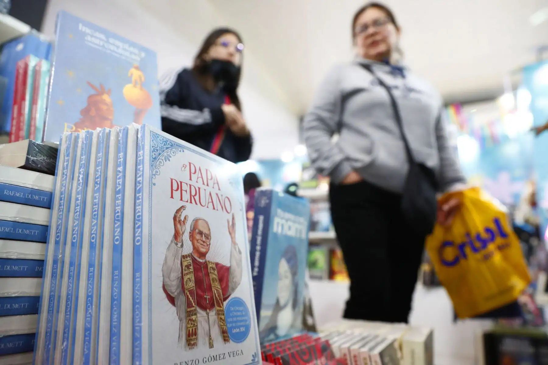 León XIV está presente en la Feria Internacional del Libro de Lima 2025, en Jesús María, a través de una variedad de publicaciones dedicadas a su figura. También destacan las imágenes a escala del pontífice, con las que numerosos asistentes interactúan y se toman fotografías como muestra de admiración. Foto: ANDINA/Daniel Bracamonte