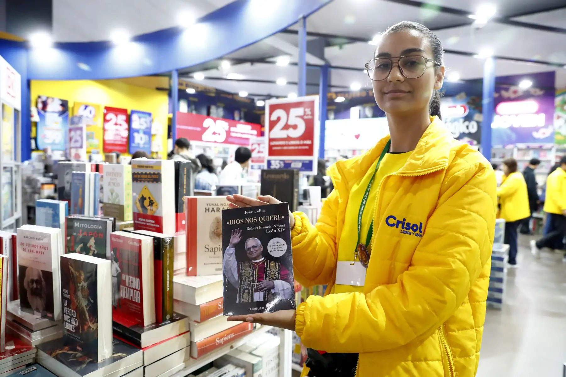 León XIV está presente en la Feria Internacional del Libro de Lima 2025, en Jesús María, a través de una variedad de publicaciones dedicadas a su figura. También destacan las imágenes a escala del pontífice, con las que numerosos asistentes interactúan y se toman fotografías como muestra de admiración. Foto: ANDINA/Daniel Bracamonte