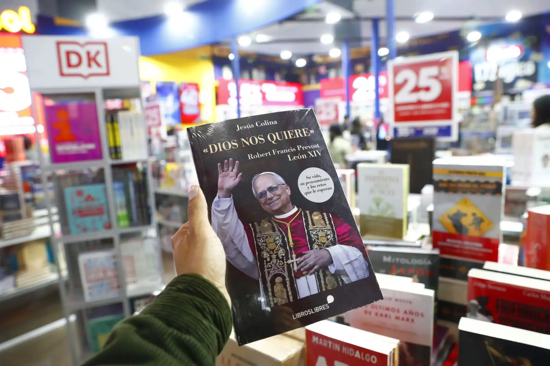 León XIV está presente en la Feria Internacional del Libro de Lima 2025, en Jesús María, a través de una variedad de publicaciones dedicadas a su figura. También destacan las imágenes a escala del pontífice, con las que numerosos asistentes interactúan y se toman fotografías como muestra de admiración. Foto: ANDINA/Daniel Bracamonte