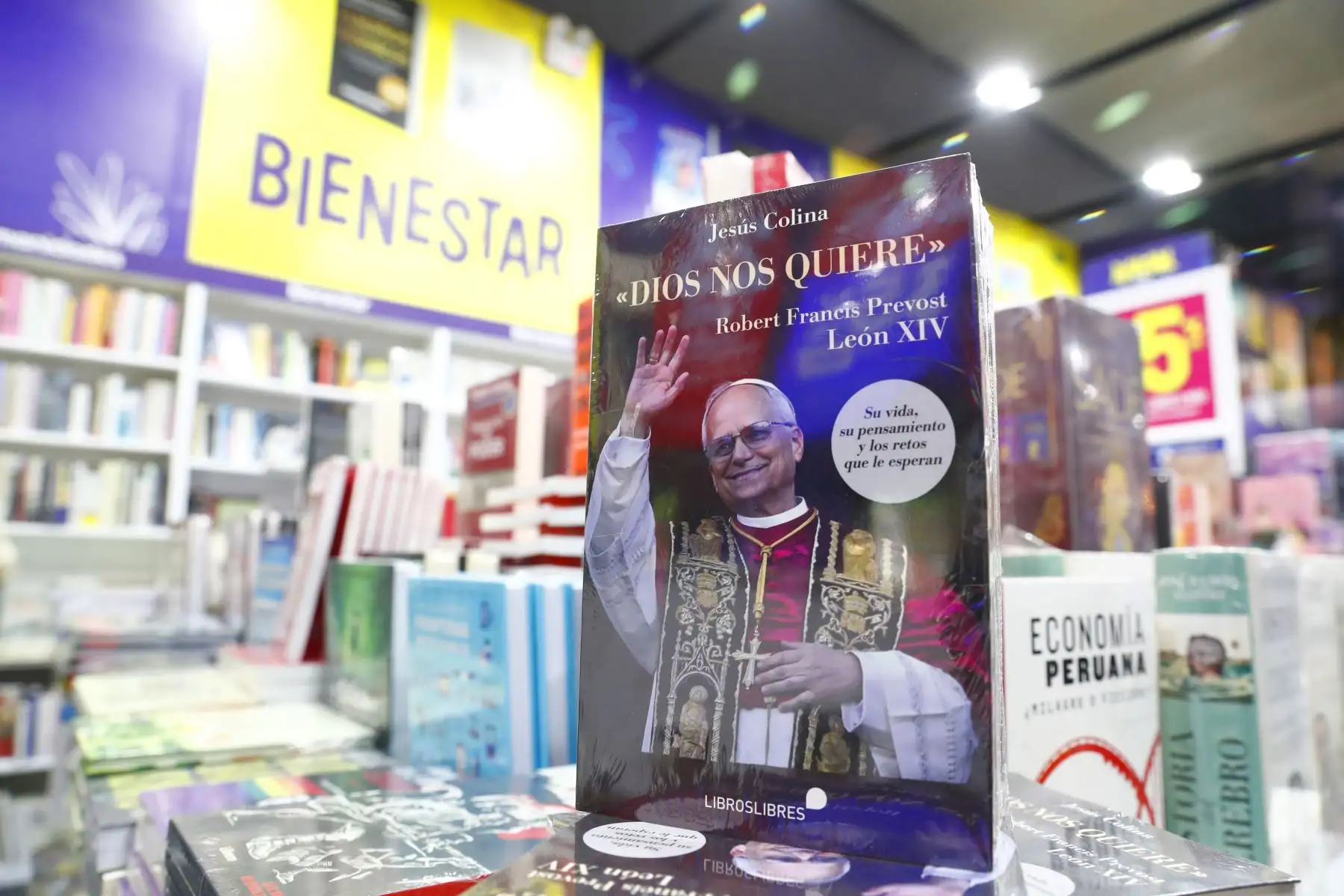 León XIV está presente en la Feria Internacional del Libro de Lima 2025, en Jesús María, a través de una variedad de publicaciones dedicadas a su figura. También destacan las imágenes a escala del pontífice, con las que numerosos asistentes interactúan y se toman fotografías como muestra de admiración. Foto: ANDINA/Daniel Bracamonte