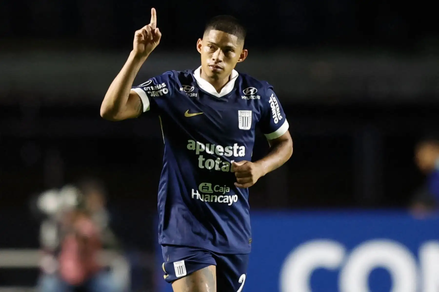 Kevin Quevedo aportará desequilibrio y gol desde el extremo. Con su velocidad, regate y capacidad para moverse entre líneas, será una pieza clave para aprovechar los espacios que deje Gremio. Su aporte ofensivo puede marcar la diferencia en el partido. Foto: AFP
