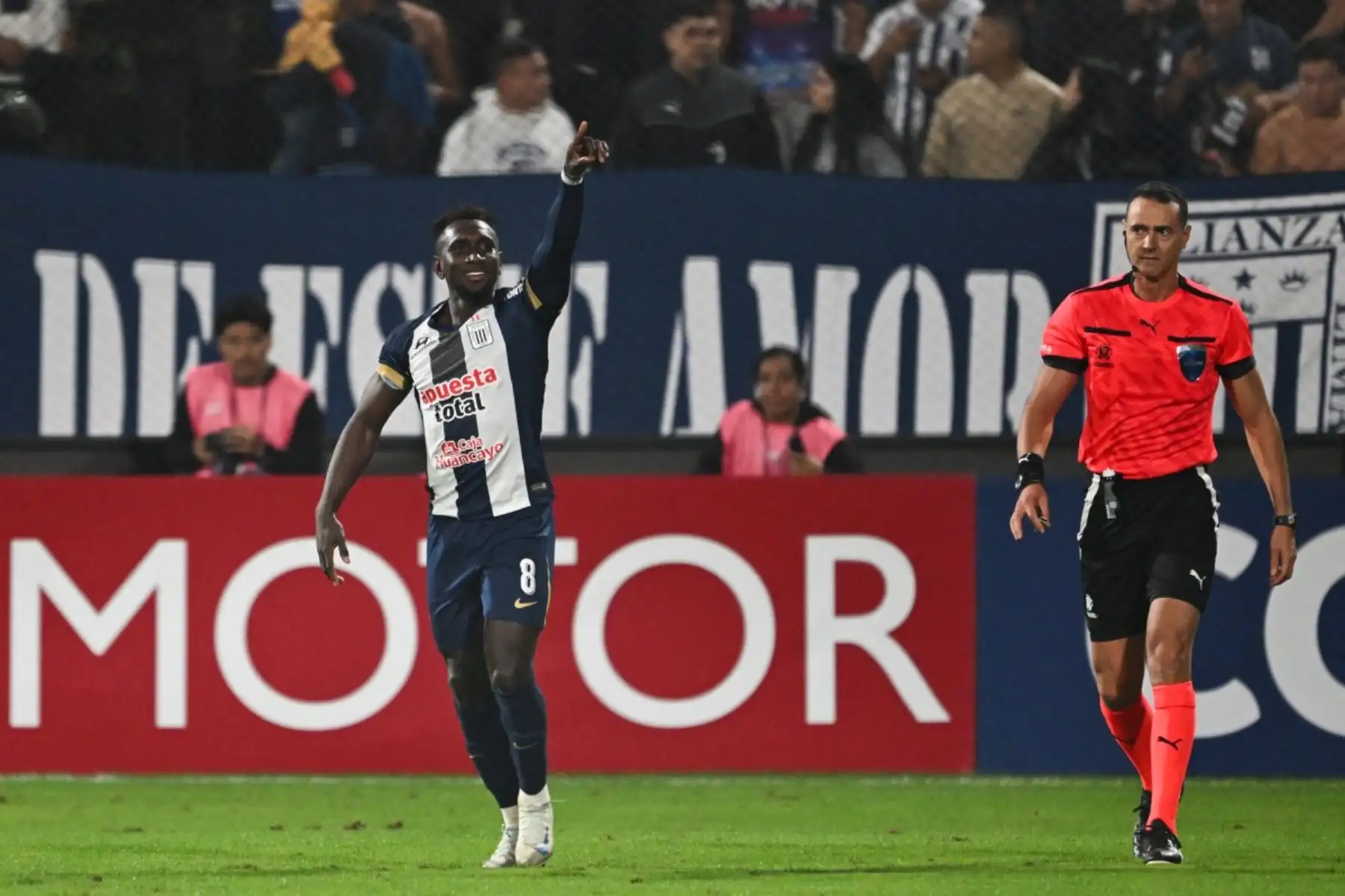 Eryc Castillo ofrecerá velocidad y desborde por las bandas. Su capacidad para encarar, romper líneas y generar peligro en el uno contra uno será un arma importante para Alianza Lima, especialmente en las transiciones rápidas ante un Gremio obligado a atacar. Foto: AFP