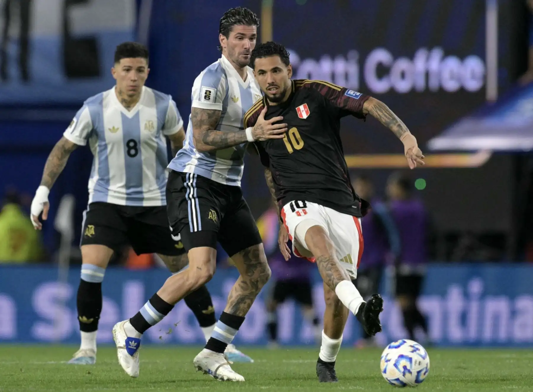 Sergio Peña será la principal novedad en el once de Alianza Lima. Con talento y creatividad, el volante llega para aportar dinámica, visión y pase filtrado. Su capacidad para desequilibrar en el último tercio será clave en la búsqueda del gol. Foto: AFP