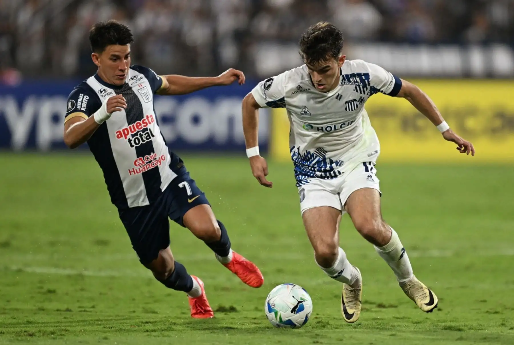 Fernando Gaibor será el eje del mediocampo aliancista, aportando visión de juego y experiencia. Con buen toque y manejo de los tiempos, el ecuatoriano tendrá la misión de conectar líneas, manejar la posesión y generar fútbol ante la presión brasileña. Foto: AFP