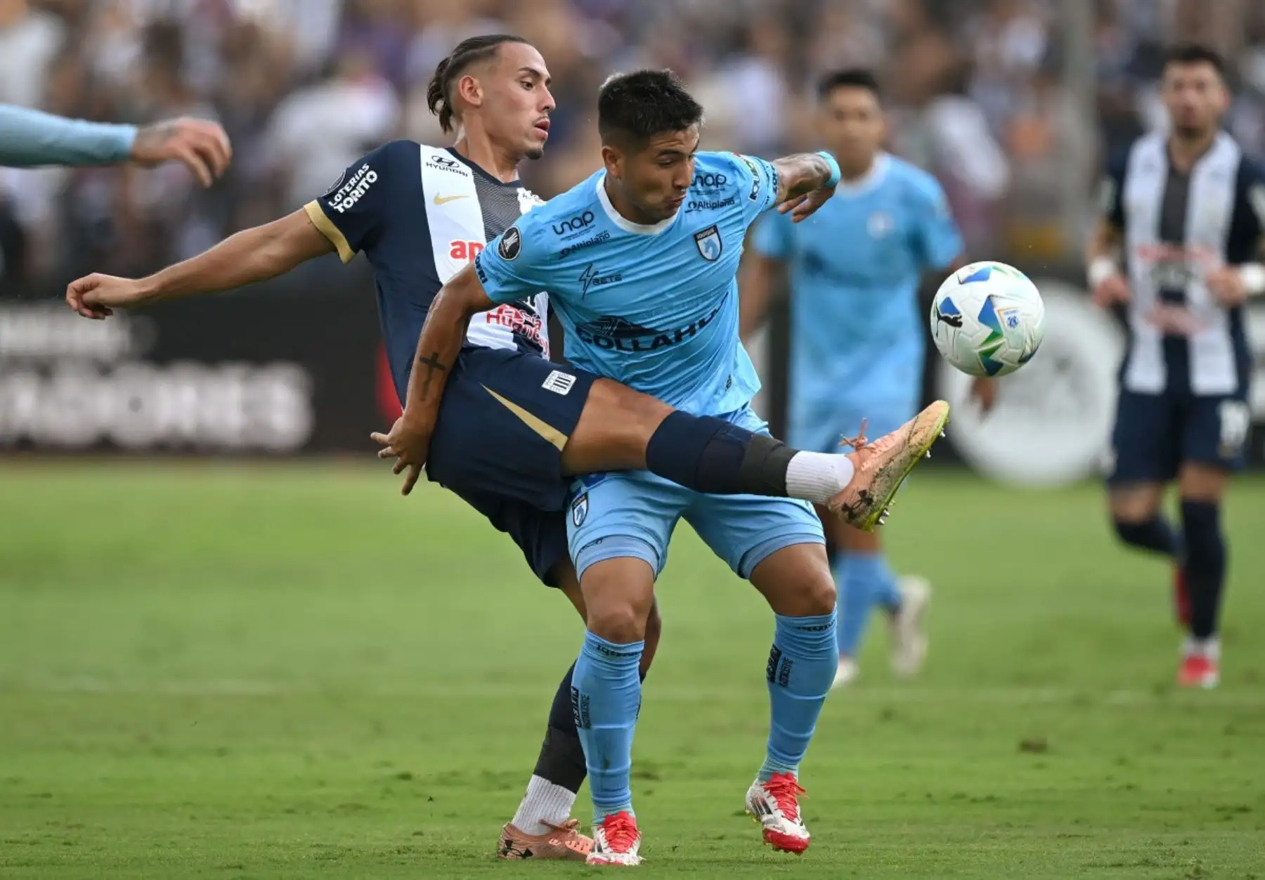 El defensa de Alianza Lima, Erick Noriega, disputan el balón durante el partido de vuelta de la tercera ronda de clasificación para la Copa Libertadores entre Alianza Lima de Perú e Iquique de Chile en el estadio Alejandro Villanueva en Lima el 11 de marzo de 2025. Foto: AFP