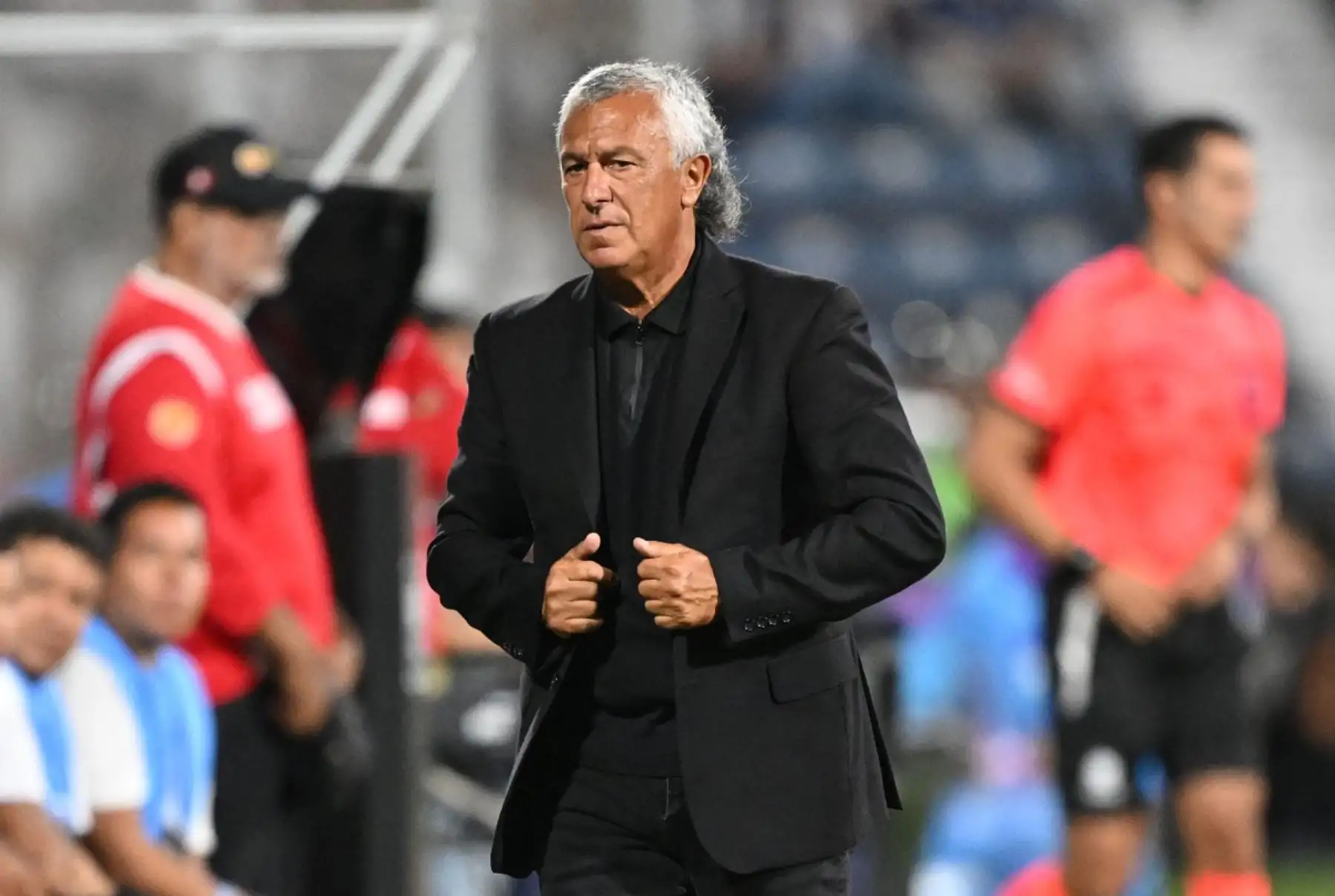 Néstor Gorosito comanda a Alianza Lima con experiencia y convicción. El estratega argentino ha logrado consolidar una idea de juego competitiva en el plano internacional. Ante Gremio, su lectura táctica y manejo del grupo serán determinantes para alcanzar la clasificación. Foto: AFP
