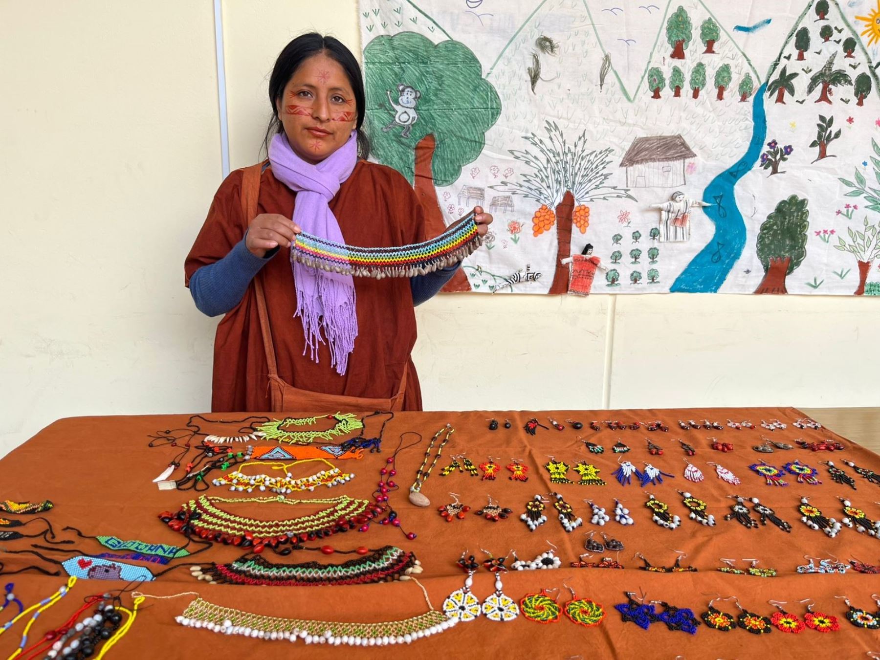 Artesanas del Vraem elaboran collares, pulseras y adornos con semillas y plumas que obtienen de la biodiversidad que ofrece la zona. ANDINA/Difusión