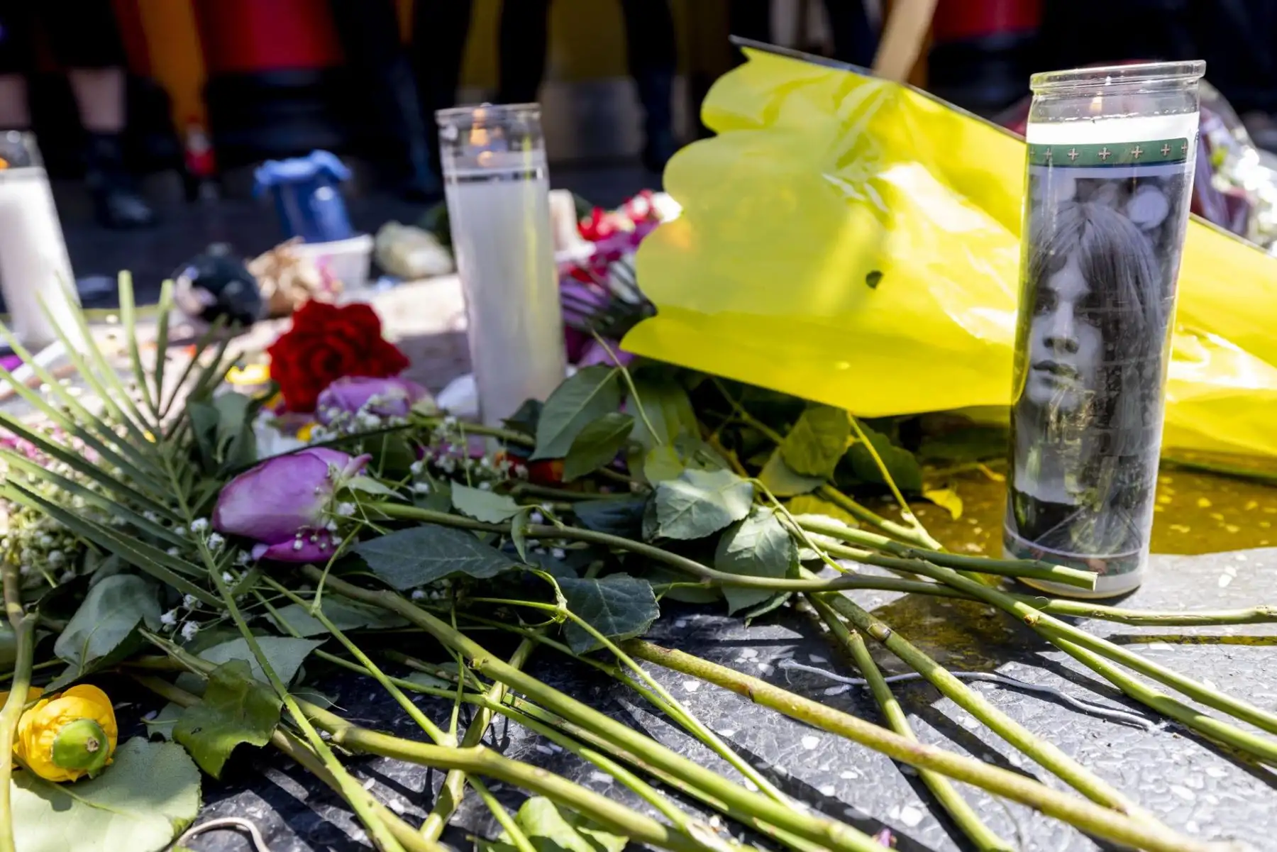 Admiradores de todo el mundo rindieron homenaje a Ozzy Osbourne, quien falleció el 22 de julio de 2025 a los 76 años. Flores, mensajes y lágrimas marcaron tributos en Birmingham y el Paseo de la Fama de Hollywood. Reconocido como el Príncipe de las Tinieblas, Osbourne revolucionó el heavy metal con su voz inconfundible y su presencia arrolladora, dejando un legado imborrable en la historia del rock y en millones de corazones. Foto: EFE