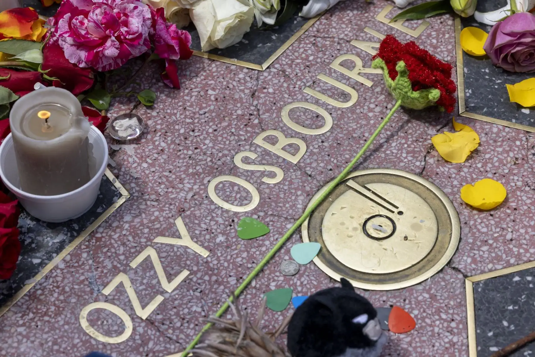 Admiradores de todo el mundo rindieron homenaje a Ozzy Osbourne, quien falleció el 22 de julio de 2025 a los 76 años. Flores, mensajes y lágrimas marcaron tributos en Birmingham y el Paseo de la Fama de Hollywood. Reconocido como el Príncipe de las Tinieblas, Osbourne revolucionó el heavy metal con su voz inconfundible y su presencia arrolladora, dejando un legado imborrable en la historia del rock y en millones de corazones. Foto: EFE