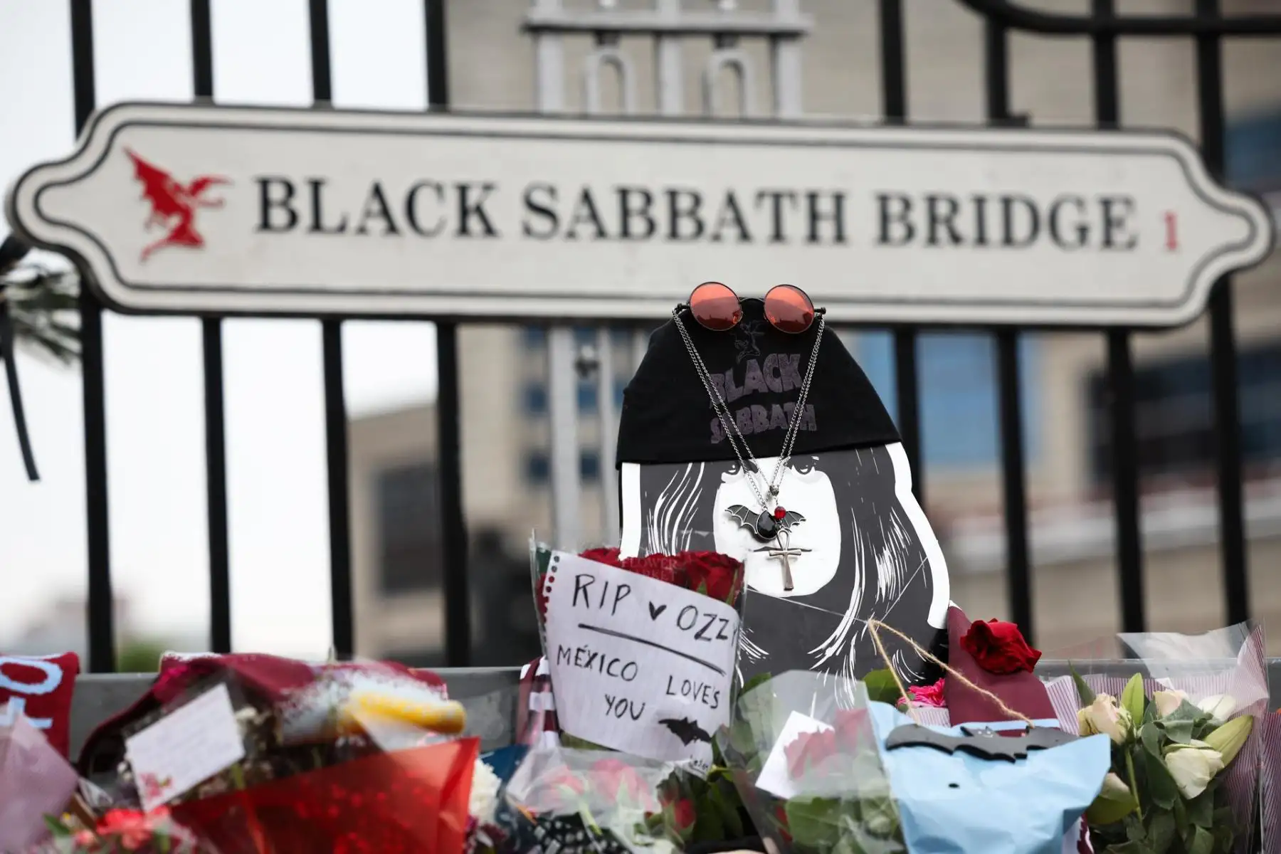 Admiradores de todo el mundo rindieron homenaje a Ozzy Osbourne, quien falleció el 22 de julio de 2025 a los 76 años. Flores, mensajes y lágrimas marcaron tributos en Birmingham y el Paseo de la Fama de Hollywood. Reconocido como el Príncipe de las Tinieblas, Osbourne revolucionó el heavy metal con su voz inconfundible y su presencia arrolladora, dejando un legado imborrable en la historia del rock y en millones de corazones. Foto: EFE