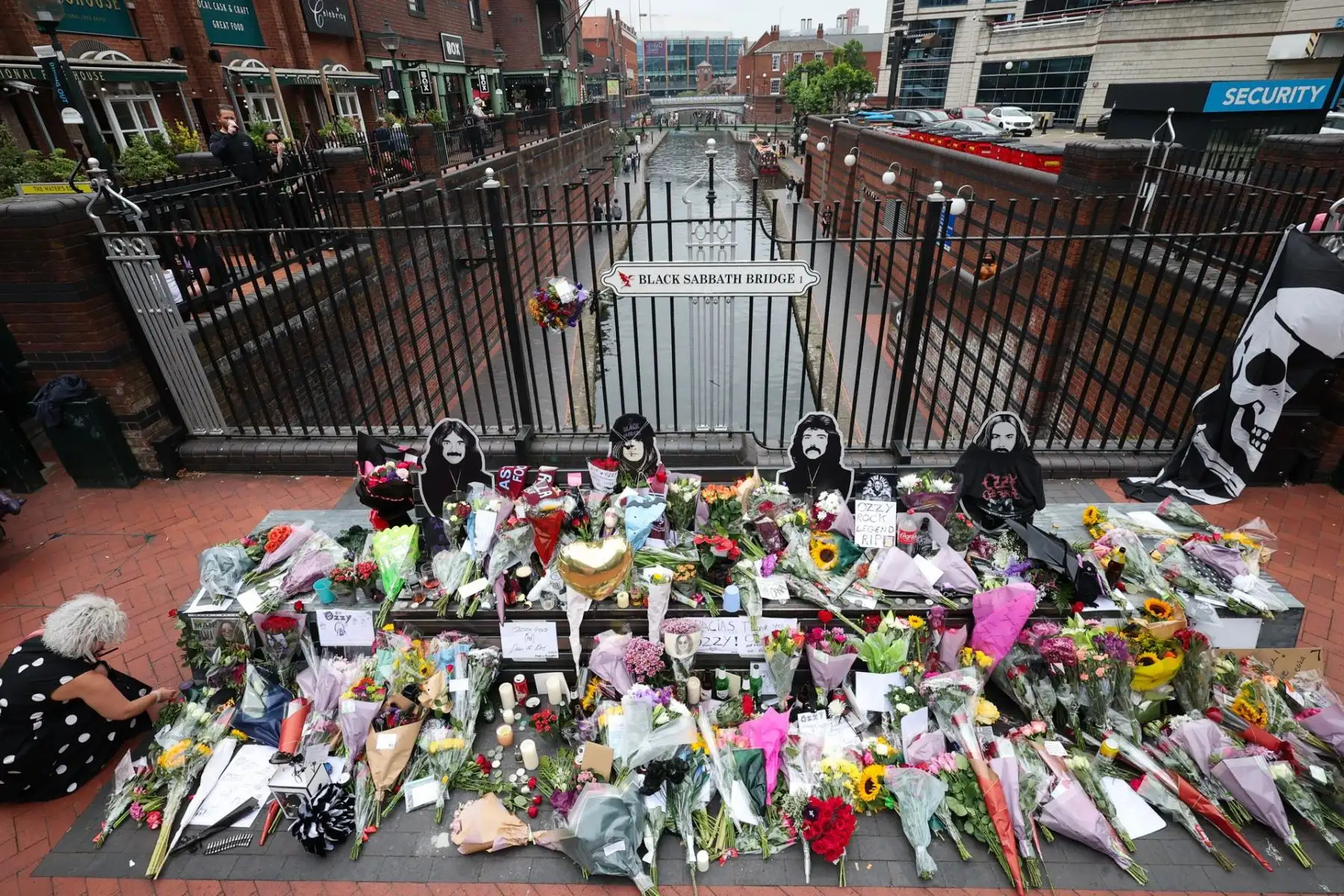 Admiradores de todo el mundo rindieron homenaje a Ozzy Osbourne, quien falleció el 22 de julio de 2025 a los 76 años. Flores, mensajes y lágrimas marcaron tributos en Birmingham y el Paseo de la Fama de Hollywood. Reconocido como el Príncipe de las Tinieblas, Osbourne revolucionó el heavy metal con su voz inconfundible y su presencia arrolladora, dejando un legado imborrable en la historia del rock y en millones de corazones. Foto: EFE