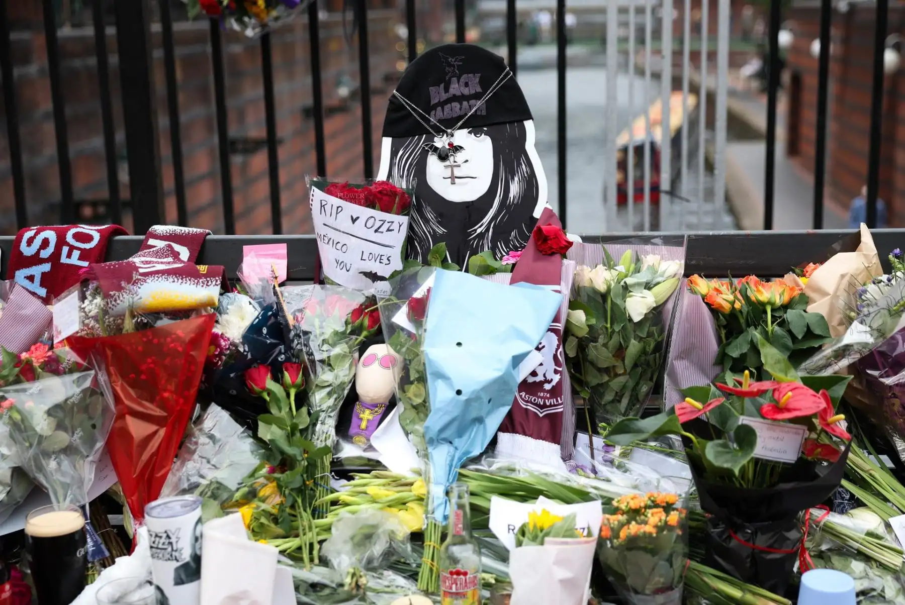 Admiradores de todo el mundo rindieron homenaje a Ozzy Osbourne, quien falleció el 22 de julio de 2025 a los 76 años. Flores, mensajes y lágrimas marcaron tributos en Birmingham y el Paseo de la Fama de Hollywood. Reconocido como el Príncipe de las Tinieblas, Osbourne revolucionó el heavy metal con su voz inconfundible y su presencia arrolladora, dejando un legado imborrable en la historia del rock y en millones de corazones. Foto: EFE