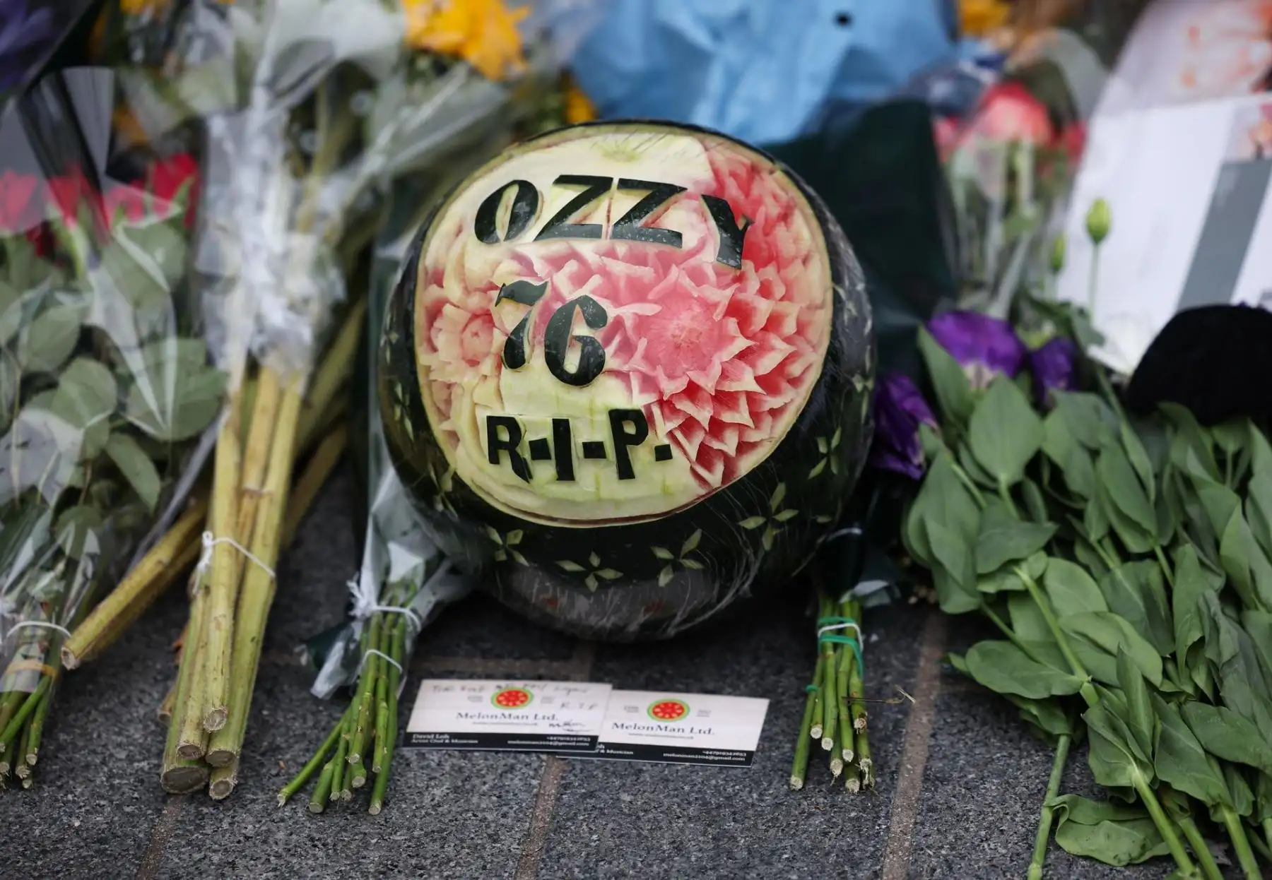 Admiradores de todo el mundo rindieron homenaje a Ozzy Osbourne, quien falleció el 22 de julio de 2025 a los 76 años. Flores, mensajes y lágrimas marcaron tributos en Birmingham y el Paseo de la Fama de Hollywood. Reconocido como el Príncipe de las Tinieblas, Osbourne revolucionó el heavy metal con su voz inconfundible y su presencia arrolladora, dejando un legado imborrable en la historia del rock y en millones de corazones. Foto: EFE