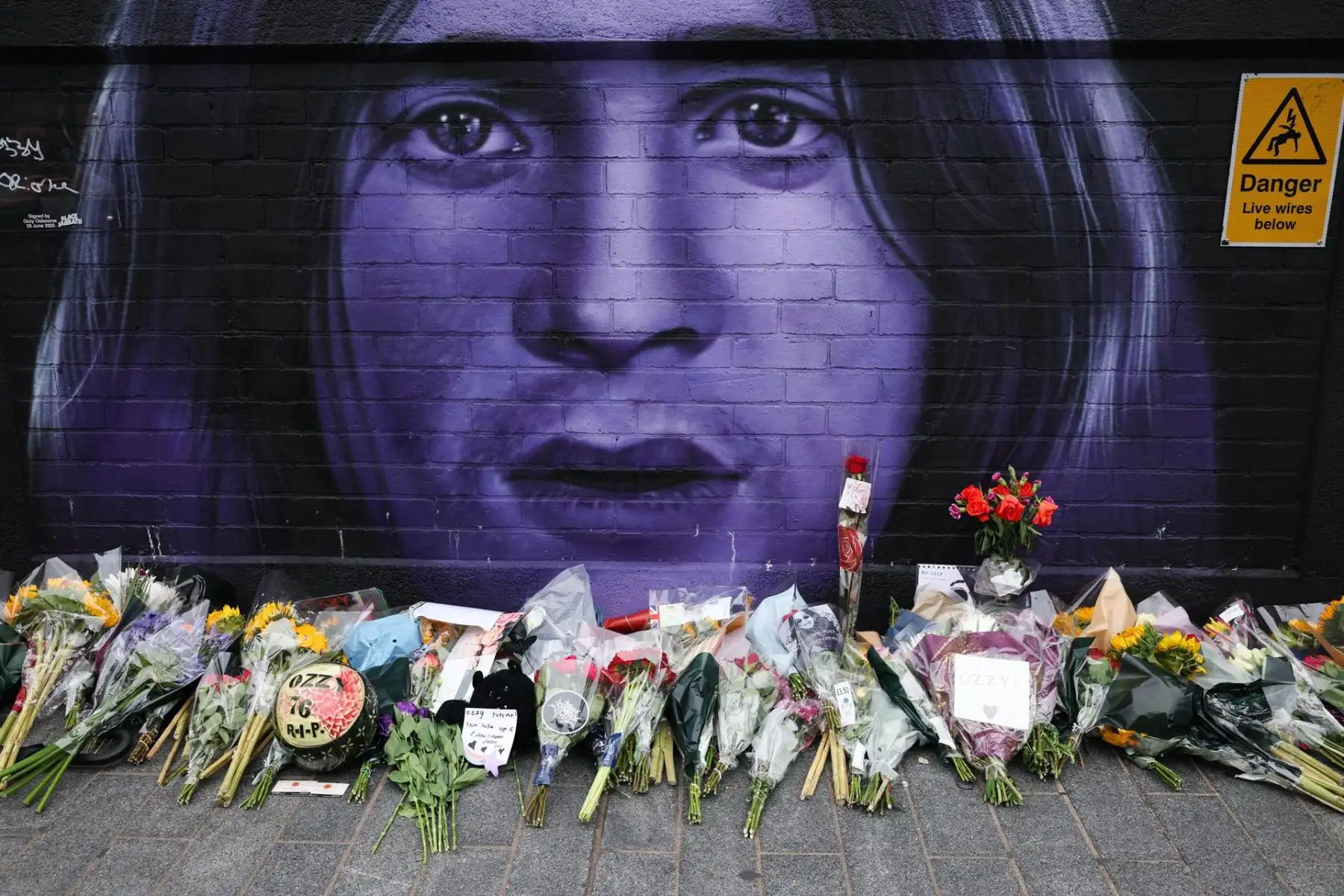 Admiradores de todo el mundo rindieron homenaje a Ozzy Osbourne, quien falleció el 22 de julio de 2025 a los 76 años. Flores, mensajes y lágrimas marcaron tributos en Birmingham y el Paseo de la Fama de Hollywood. Reconocido como el Príncipe de las Tinieblas, Osbourne revolucionó el heavy metal con su voz inconfundible y su presencia arrolladora, dejando un legado imborrable en la historia del rock y en millones de corazones. Foto: EFE