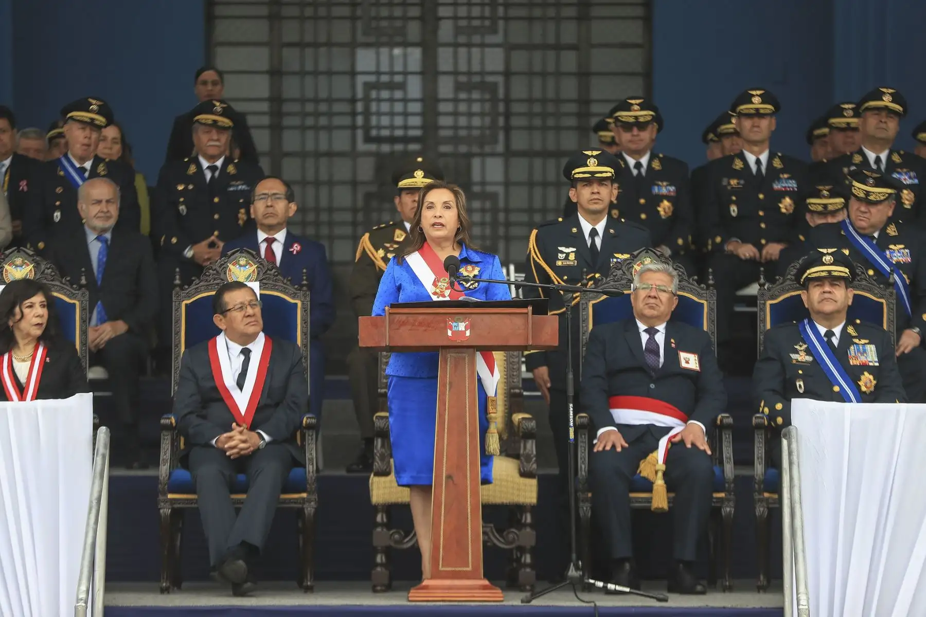 La presidenta de la república, Dina Ercilia Boluarte Zegarra, participó en la ceremonia por el 84.º aniversario de la inmolación del Capitán FAP José Abelardo Quiñones y Día de la Fuerza Aérea del Perú, rindiendo homenaje al héroe nacional y destacando el compromiso de la institución con el país. Foto: ANDINA/Prensa Presidencia