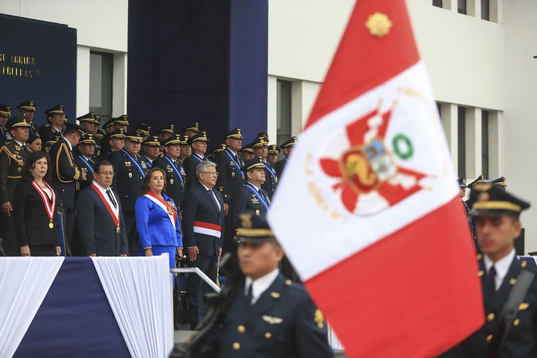 La presidenta de la república, Dina Ercilia Boluarte Zegarra, participó en la ceremonia por el 84.º aniversario de la inmolación del Capitán FAP José Abelardo Quiñones y Día de la Fuerza Aérea del Perú, rindiendo homenaje al héroe nacional y destacando el compromiso de la institución con el país. Foto: ANDINA/Prensa Presidencia