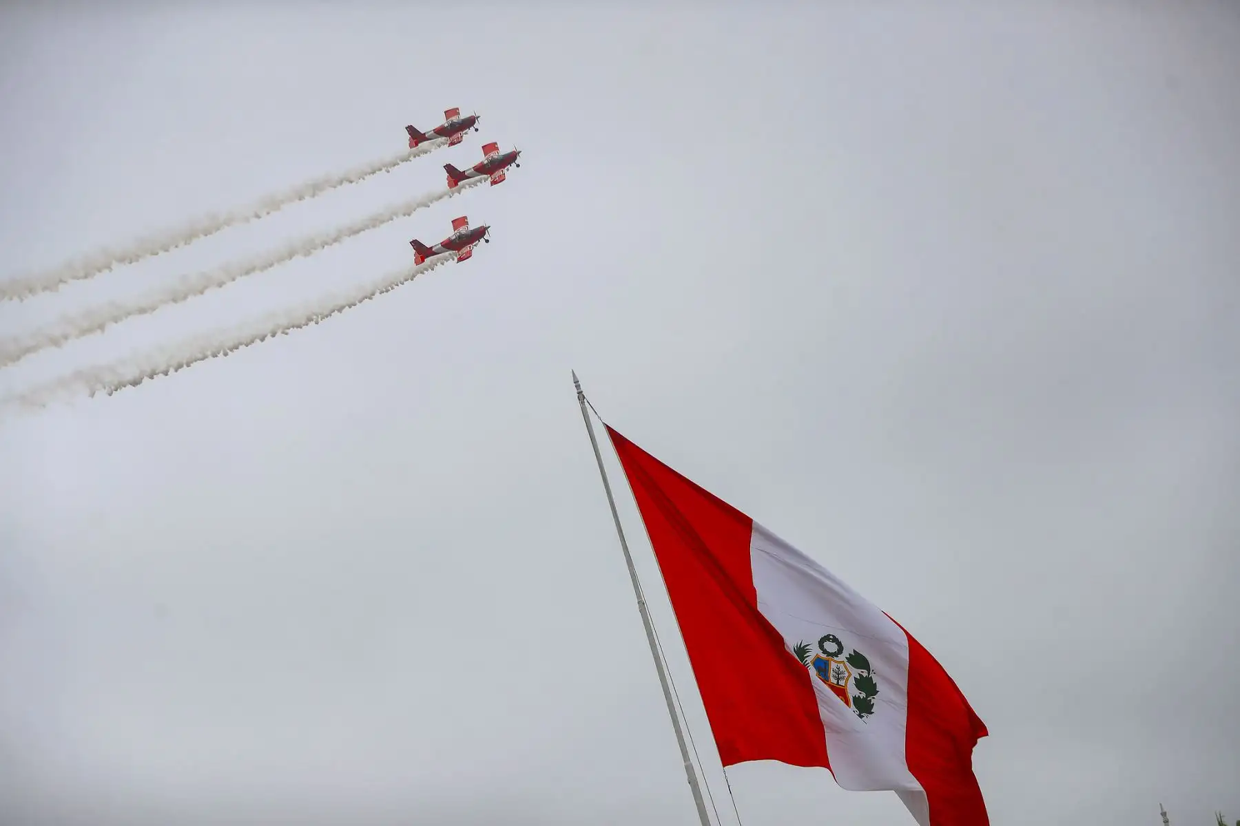 La presidenta de la república, Dina Ercilia Boluarte Zegarra, participó en la ceremonia por el 84.º aniversario de la inmolación del Capitán FAP José Abelardo Quiñones y Día de la Fuerza Aérea del Perú, rindiendo homenaje al héroe nacional y destacando el compromiso de la institución con el país. Foto: ANDINA/Prensa Presidencia