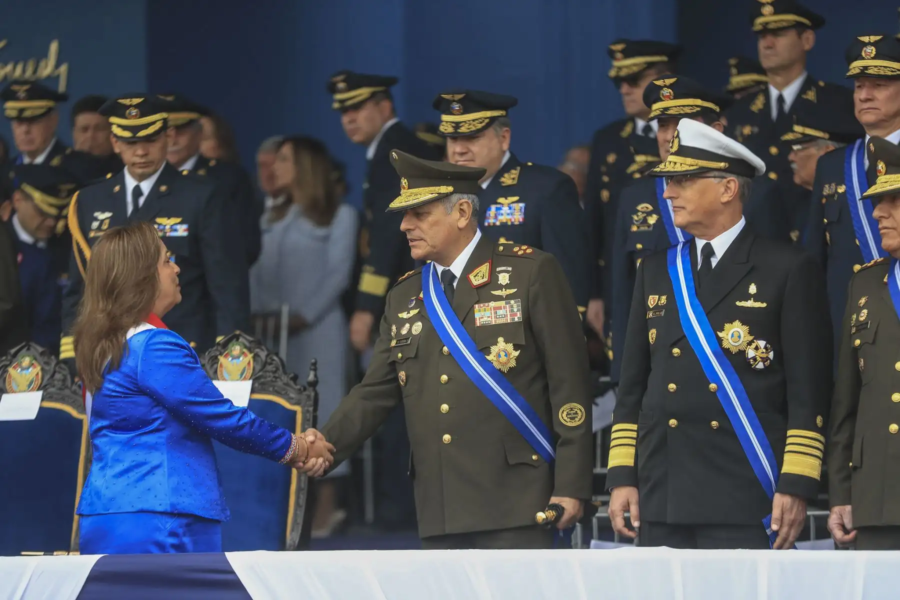La presidenta de la república, Dina Ercilia Boluarte Zegarra, participó en la ceremonia por el 84.º aniversario de la inmolación del Capitán FAP José Abelardo Quiñones y Día de la Fuerza Aérea del Perú, rindiendo homenaje al héroe nacional y destacando el compromiso de la institución con el país. Foto: ANDINA/Prensa Presidencia