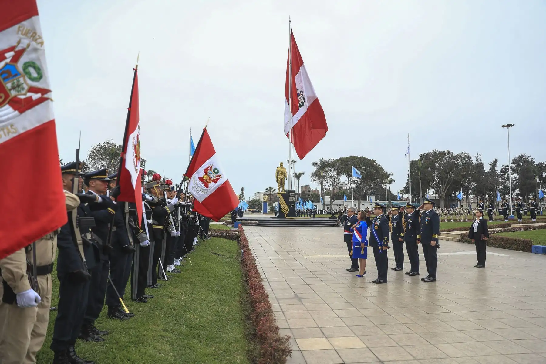 La presidenta de la república, Dina Ercilia Boluarte Zegarra, participó en la ceremonia por el 84.º aniversario de la inmolación del Capitán FAP José Abelardo Quiñones y Día de la Fuerza Aérea del Perú, rindiendo homenaje al héroe nacional y destacando el compromiso de la institución con el país. Foto: ANDINA/Prensa Presidencia