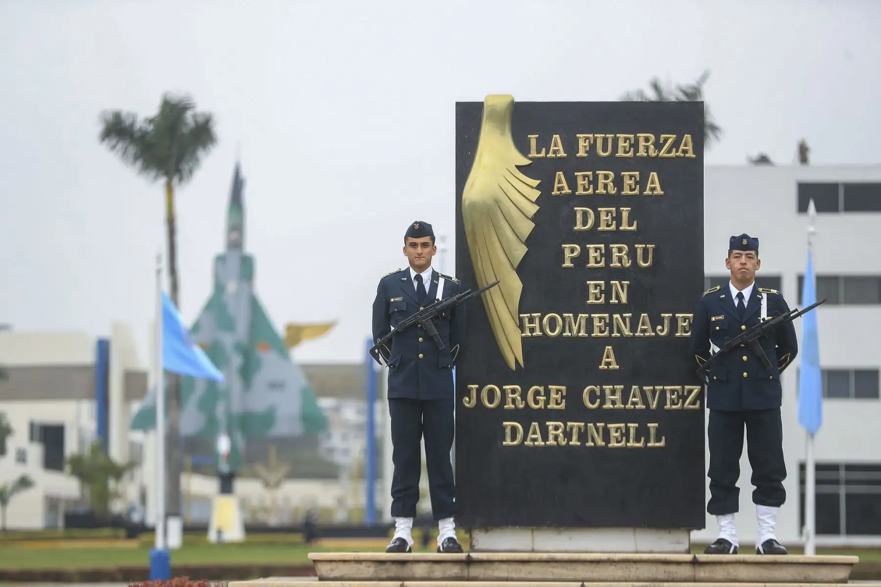 La presidenta de la república, Dina Ercilia Boluarte Zegarra, participó en la ceremonia por el 84.º aniversario de la inmolación del Capitán FAP José Abelardo Quiñones y Día de la Fuerza Aérea del Perú, rindiendo homenaje al héroe nacional y destacando el compromiso de la institución con el país. Foto: ANDINA/Prensa Presidencia