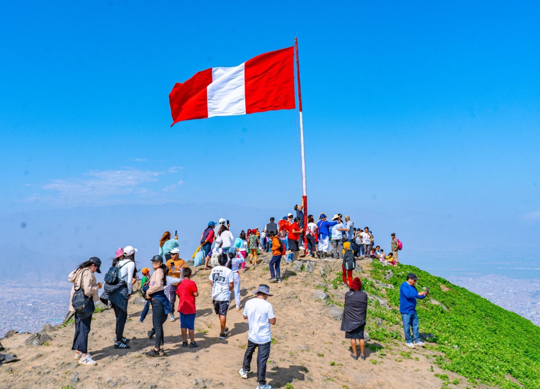 La población de Trujillo ya vive el ambiente festivo por Fiestas Patrias y un grupo de ciudadanos subió hasta lo alto del cerro Cabras para izar la bandera nacional. ANDINA/Difusión