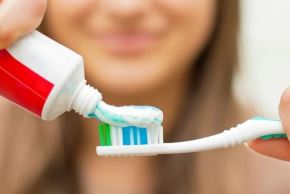 Digemid alerta de efectos no deseados por uso de 14 cremas dentales con fluoruro de estaño. Foto: ANDINA/Internet.