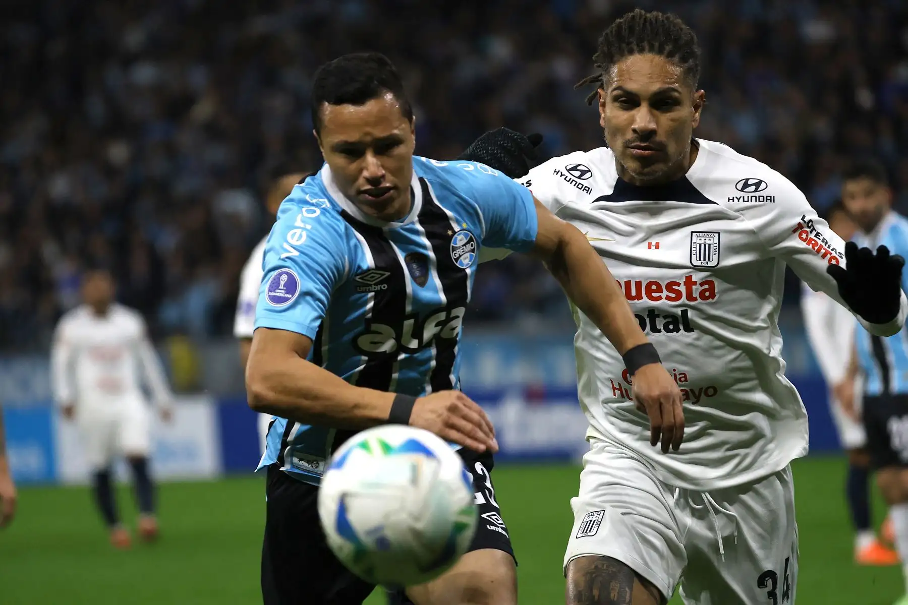 El defensa de Gremio, Marlon, y el delantero de Alianza Lima, Paolo Guerrero, disputan el balón durante el partido de eliminatoria de la Copa Sudamericana entre Gremio de Brasil y Alianza Lima de Perú en el estadio Arena do Gremio en Porto Alegre. 
Foto: ANDINA/AFP