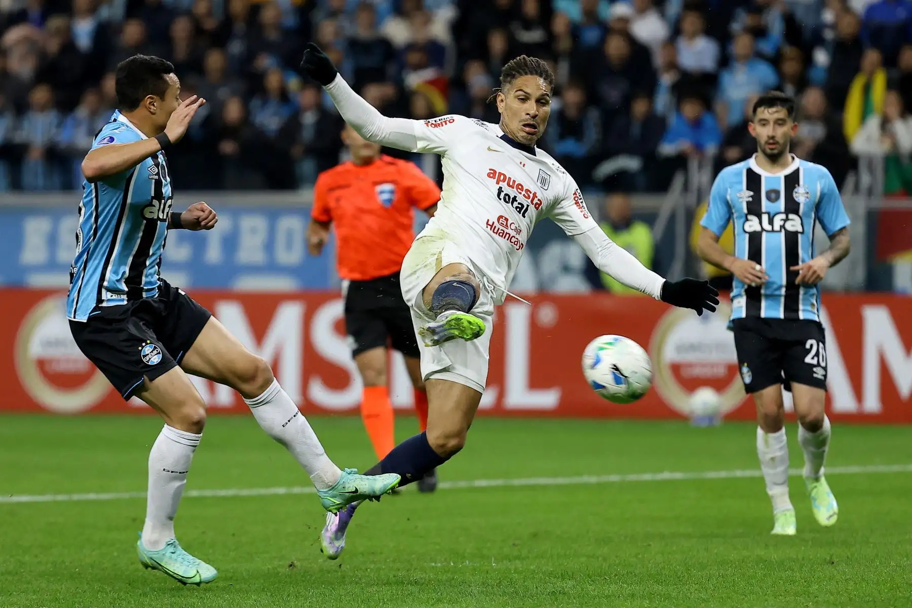 El defensa de Gremio, Marlon, y el delantero de Alianza Lima, Paolo Guerrero, disputan el balón durante el partido de eliminatoria de la Copa Sudamericana entre Gremio de Brasil y Alianza Lima de Perú en el estadio Arena do Gremio en Porto Alegre. Foto: ANDINA/AFP