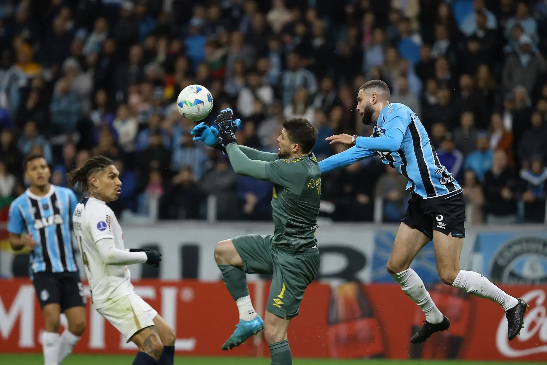 El portero de Gremio, Tiago Volpi, detiene el balón ante el delantero de Alianza Lima, Paolo Guerrero, durante el partido de eliminatoria de la Copa Sudamericana entre Gremio de Brasil y Alianza Lima de Perú en el estadio Arena do Gremio en Porto Alegre. Foto: ANDINA/AFP