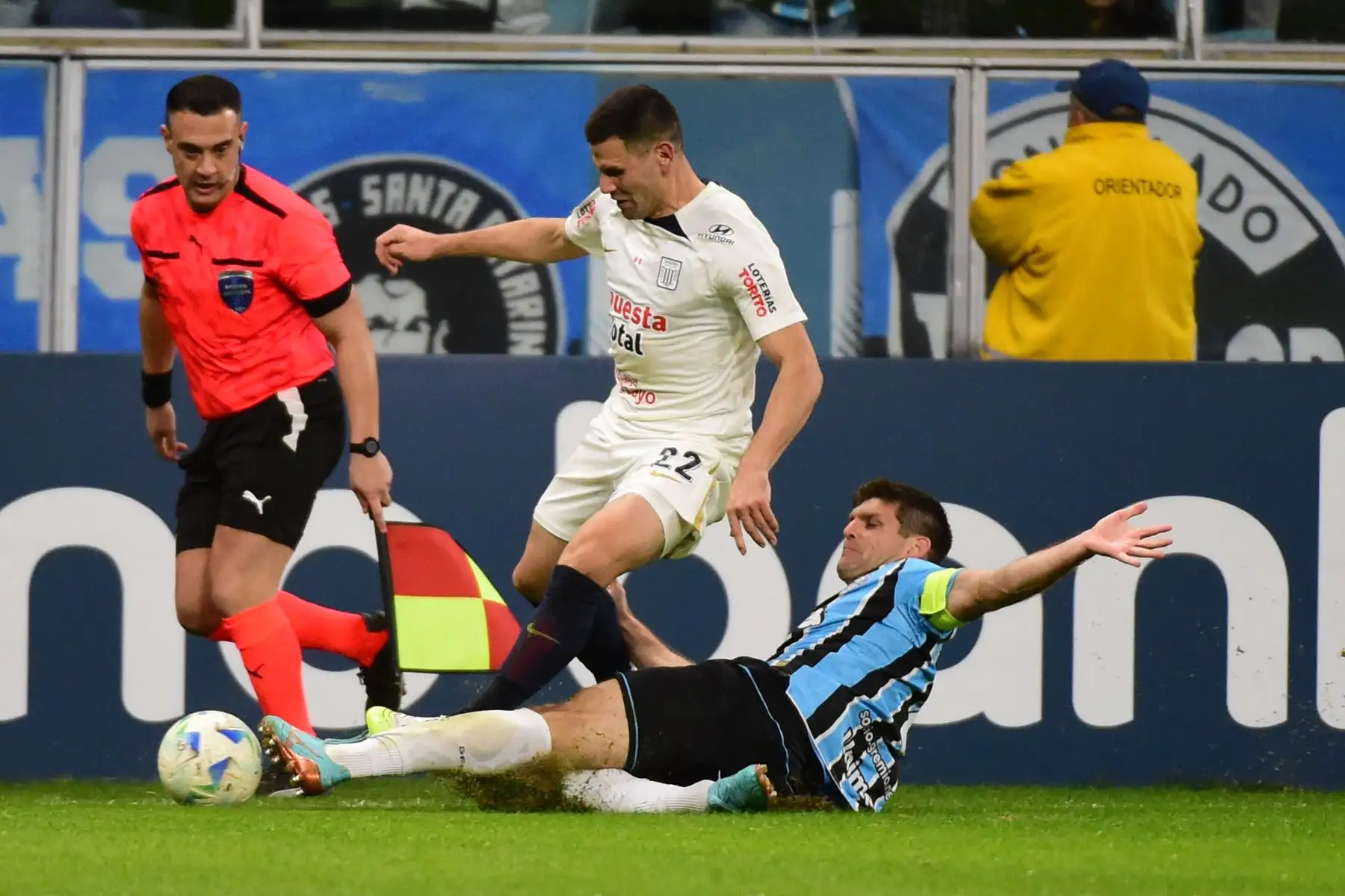 Walter Kannemann de Grêmio disputa el balón con Guillermo Enrique de Alianza este miércoles, durante un partido de la eliminatoria para los octavos de final de la Copa Sudamericana entre Grêmio y Alianza Lima en el estadio Arena do Grêmio en Porto Alegre. Foto: ANDINA/EFE