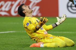 El portero de Alianza Lima, Guillermo Viscarra, celebra la clasificación a octavos de final. Foto: EFE