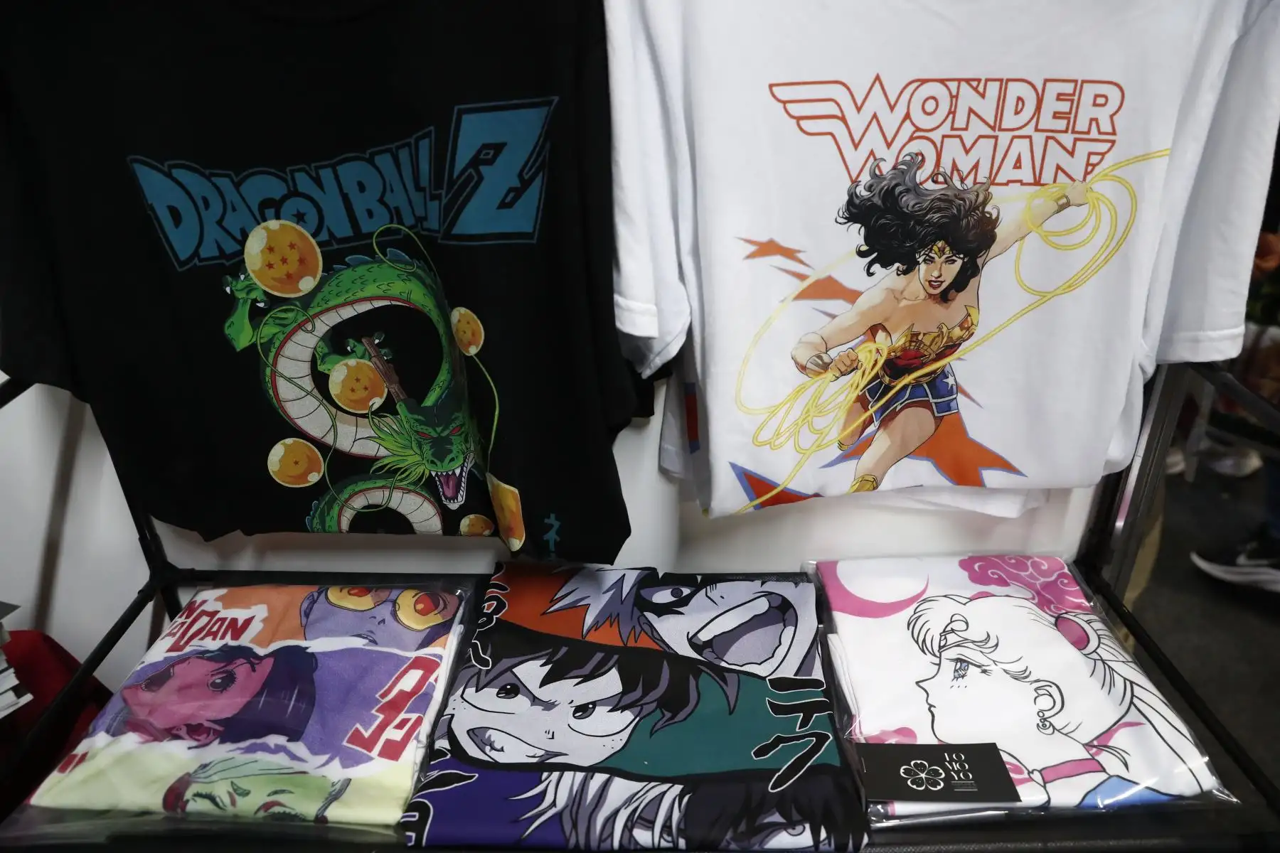 Como parte de las manifestaciones de la cultura geek presentes en la 29 Feria Internacional del Libro FIL Lima 2025, se exponían y se ofrecían en venta diversos souvenires de famosos superhéroes y personajes de las historias de ciencia ficción, de los cómics y el anime, tales como figuras de colección, prendas de vestir y máscaras. Foto: ANDINA/Daniel Bracamonte