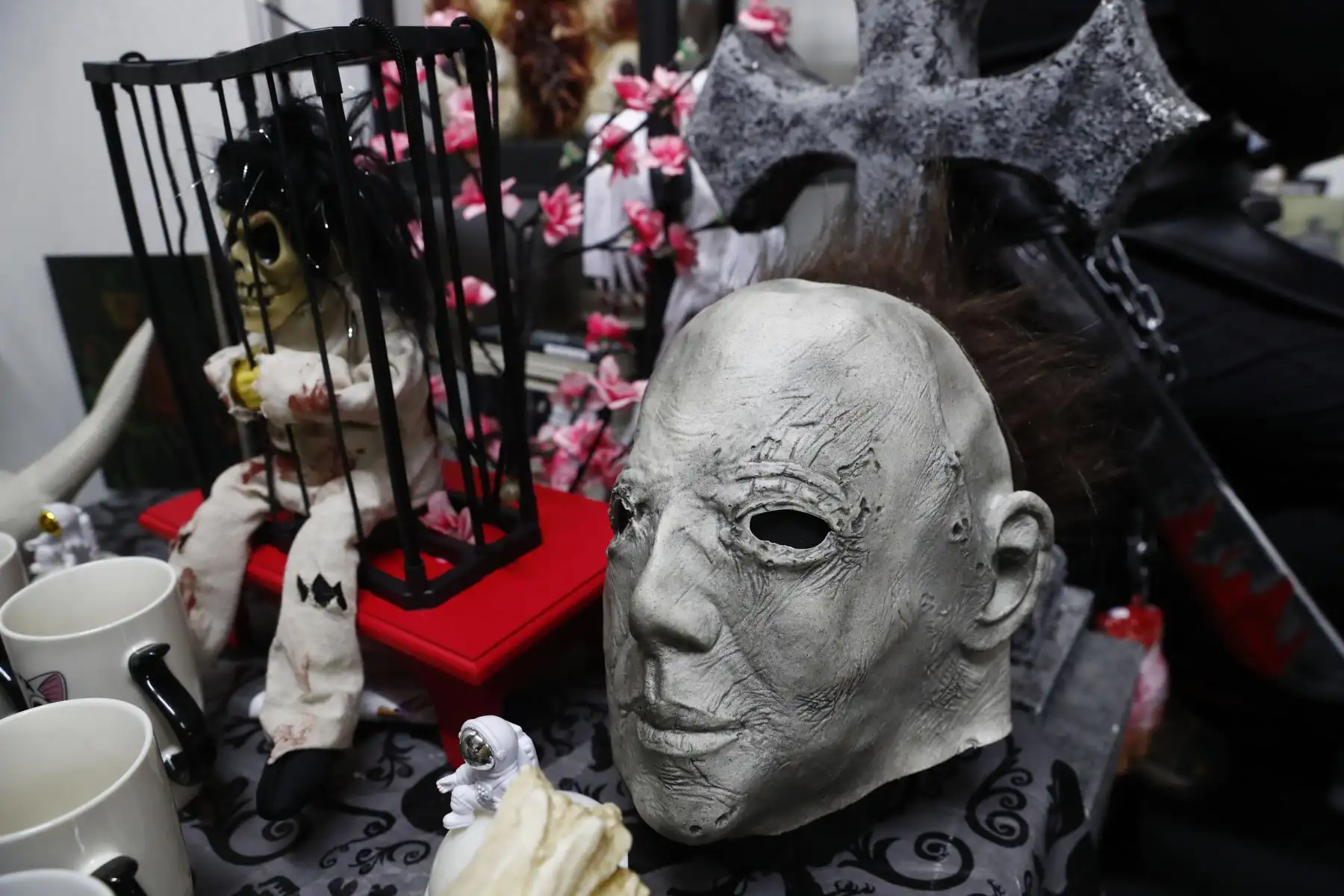 Como parte de las manifestaciones de la cultura geek presentes en la 29 Feria Internacional del Libro FIL Lima 2025, se exponían y se ofrecían en venta diversos souvenires de famosos superhéroes y personajes de las historias de ciencia ficción, de los cómics y el anime, tales como figuras de colección, prendas de vestir y máscaras. Foto: ANDINA/Daniel Bracamonte