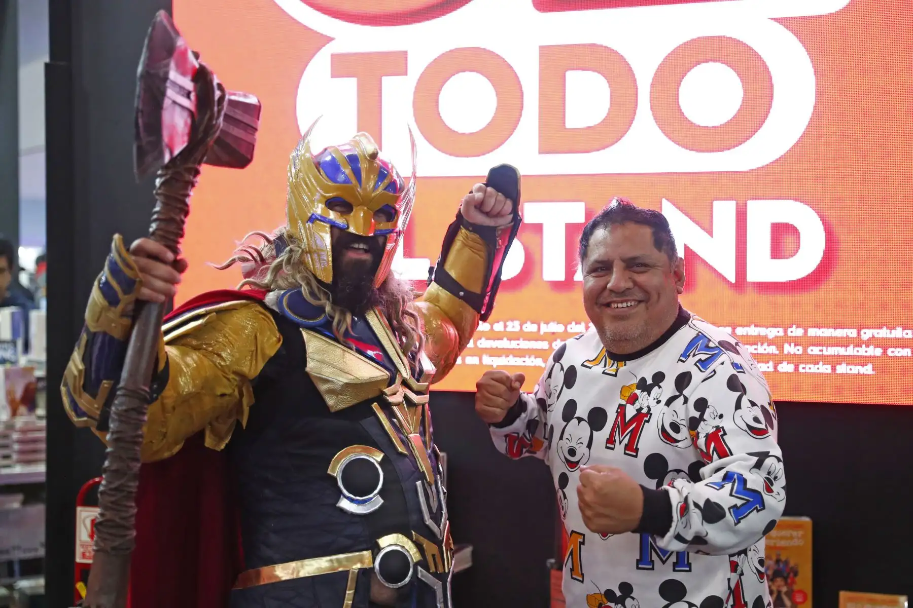 Muchos asistentes a la Feria Internacional del Libro FIL Lima 2025, en su sexto día, tuvieron la oportunidad de tomarse fotos con diversos personajes del cine, de las historias de ciencia ficción y de los cómics, entre ellos muchos superhéroes conocidos como Superman, la Mujer Maravilla, Thor y Deathpool. Foto: ANDINA/Daniel Bracamonte