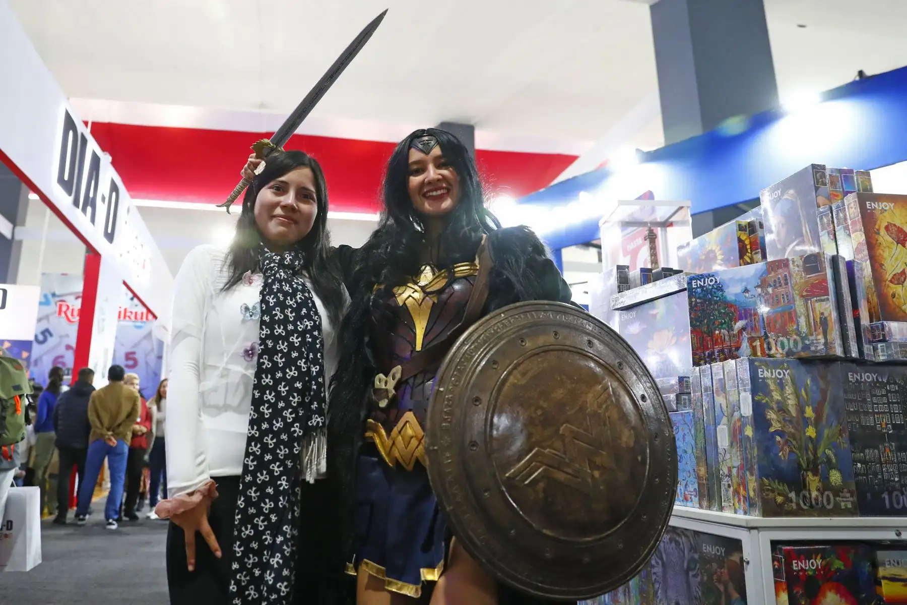 Muchos asistentes a la Feria Internacional del Libro FIL Lima 2025, en su sexto día, tuvieron la oportunidad de tomarse fotos con diversos personajes del cine, de las historias de ciencia ficción y de los cómics, entre ellos muchos superhéroes conocidos como Superman, la Mujer Maravilla, Thor y Deathpool. Foto: ANDINA/Daniel Bracamonte