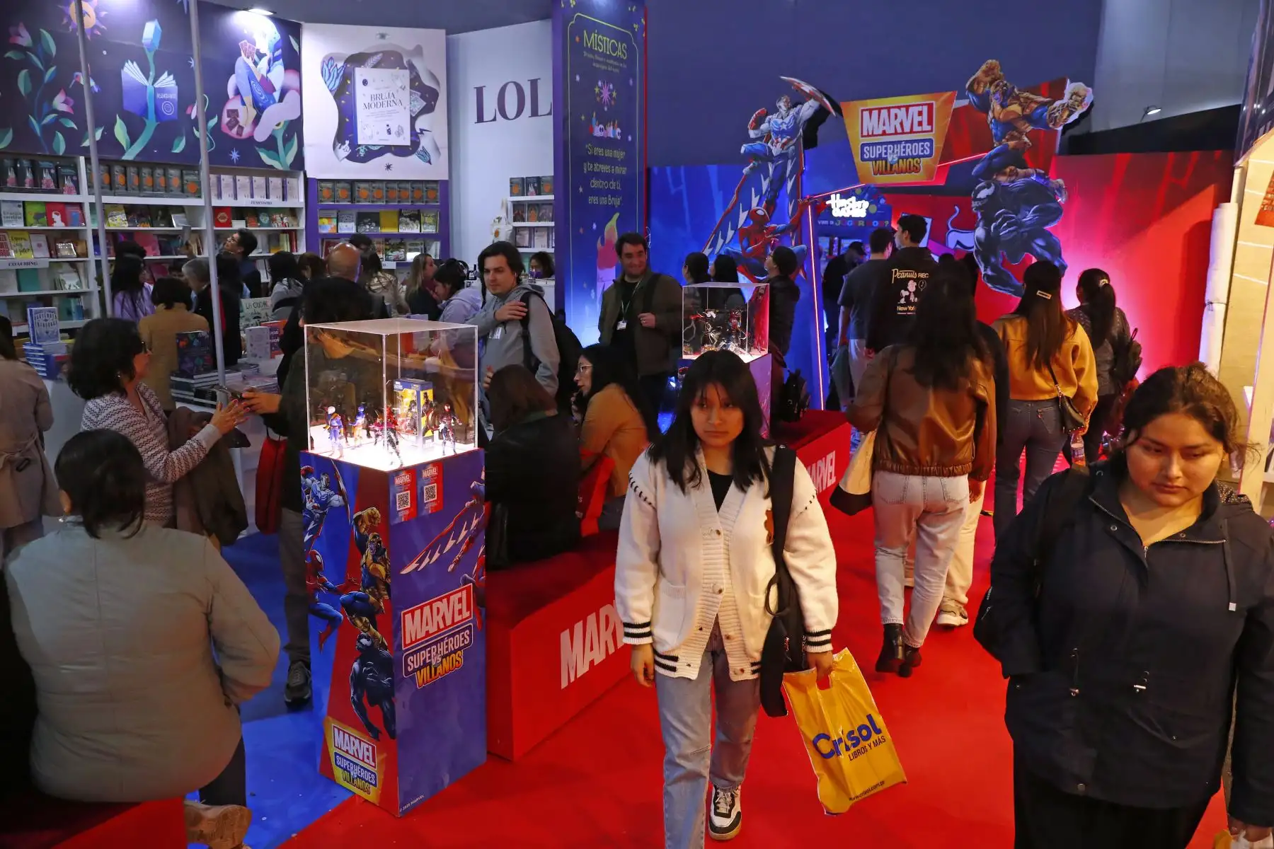 En el sexto día de la Feria Internacional del Libro FIL Lima 2025, se observan diversas manifestaciones de la cultura geek tales como los superhéroes y personajes de ciencia ficción, de los cómics y el anime. Foto: ANDINA/Daniel Bracamonte