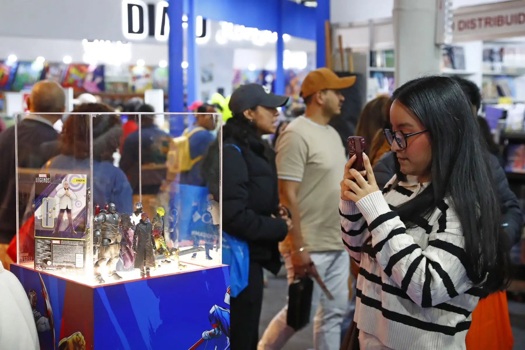 Como parte de las manifestaciones de la cultura geek presentes en la 29 Feria Internacional del Libro FIL Lima 2025, se exponían y se ofrecían en venta diversos souvenires de famosos superhéroes y personajes de las historias de ciencia ficción, de los cómics y el anime, tales como figuras de colección, prendas de vestir y máscaras. Foto: ANDINA/Daniel Bracamonte