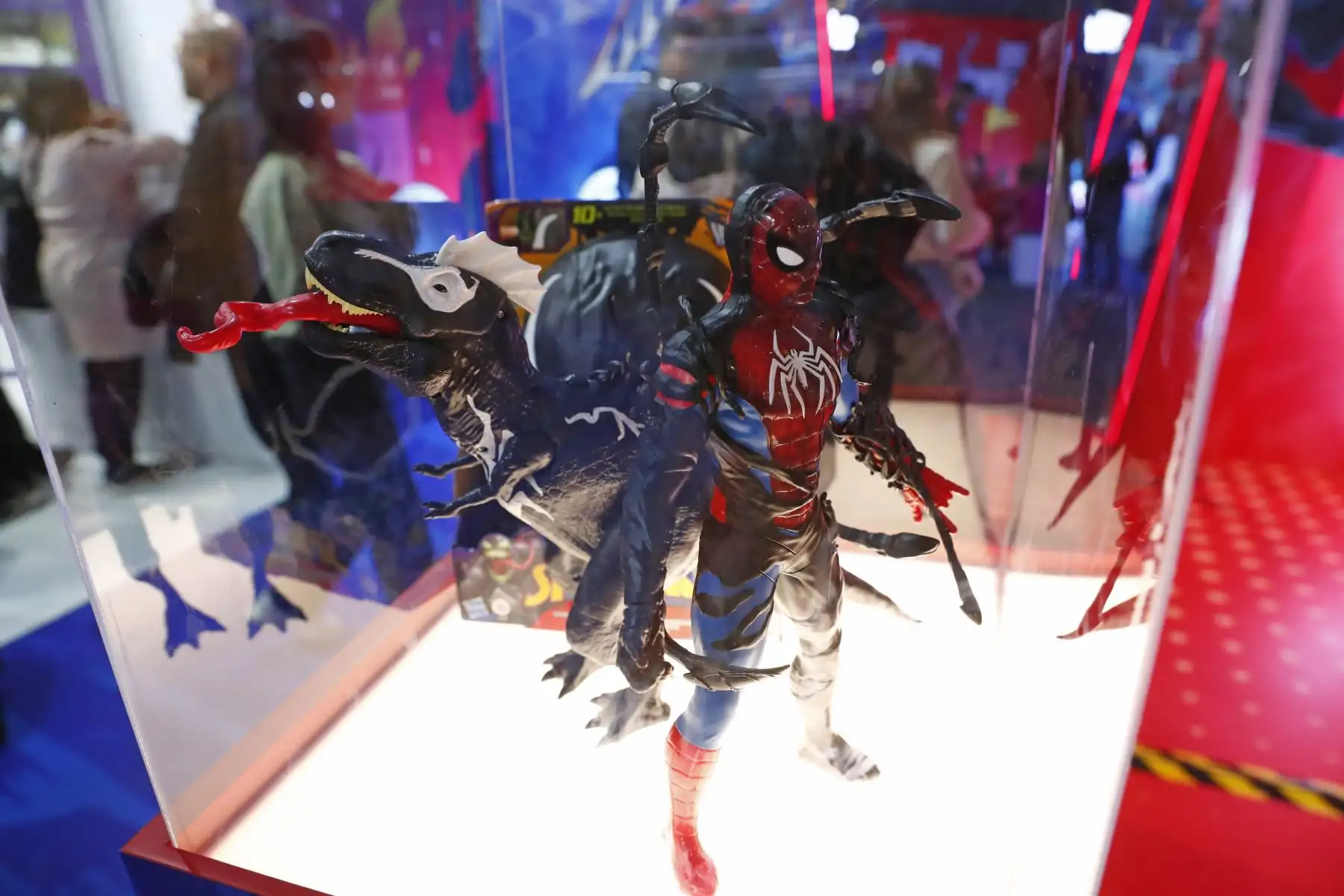 Como parte de las manifestaciones de la cultura geek presentes en la 29 Feria Internacional del Libro FIL Lima 2025, se exponían y se ofrecían en venta diversos souvenires de famosos superhéroes y personajes de las historias de ciencia ficción, de los cómics y el anime, tales como figuras de colección, prendas de vestir y máscaras. Foto: ANDINA/Daniel Bracamonte