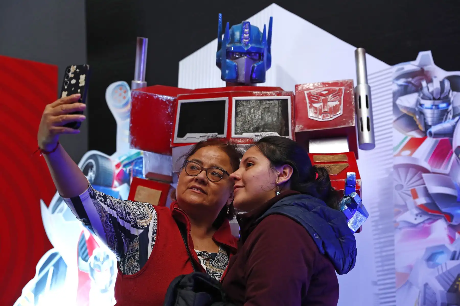 Muchos asistentes a la Feria Internacional del Libro FIL Lima 2025, en su sexto día, tuvieron la oportunidad de tomarse fotos con diversos personajes del cine, de las historias de ciencia ficción y de los cómics, entre ellos muchos superhéroes conocidos como Superman, la Mujer Maravilla, Optimus Prime y Deathpool. Foto: ANDINA/Daniel Bracamonte