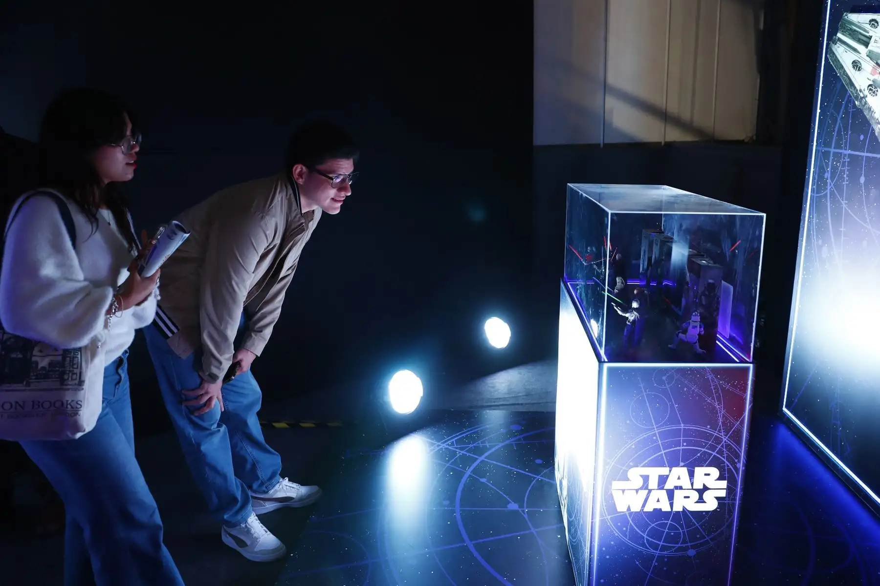 Como parte de las manifestaciones de la cultura geek presentes en la 29 Feria Internacional del Libro FIL Lima 2025, se exponían y se ofrecían en venta diversos souvenires de famosos superhéroes y personajes de las historias de ciencia ficción, de los cómics y el anime, tales como figuras de colección, prendas de vestir y máscaras. Foto: ANDINA/Daniel Bracamonte