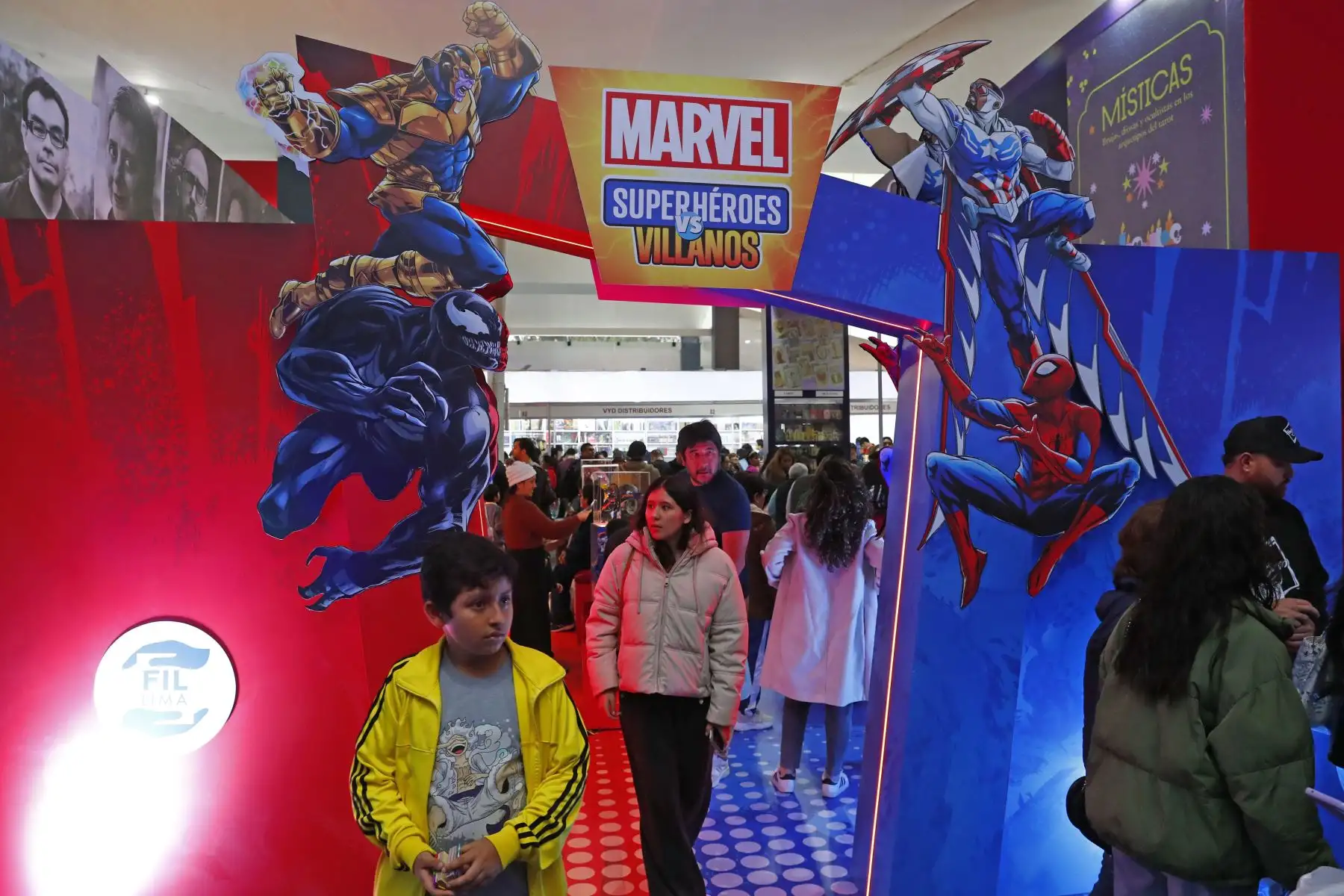 En el sexto día de la Feria Internacional del Libro FIL Lima 2025, se observan diversas manifestaciones de la cultura geek tales como los superhéroes y personajes de ciencia ficción, de los cómics y el anime. Foto: ANDINA/Daniel Bracamonte