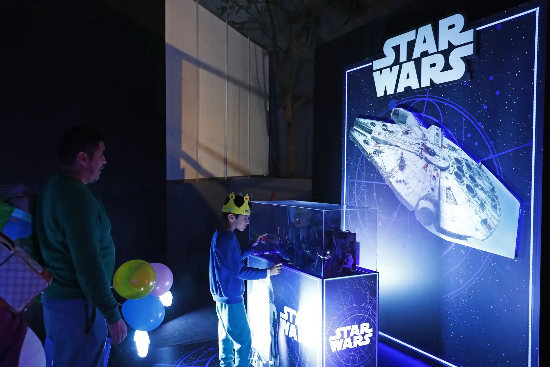 Como parte de las manifestaciones de la cultura geek presentes en la 29 Feria Internacional del Libro FIL Lima 2025, se exponían y se ofrecían en venta diversos souvenires de famosos superhéroes y personajes de las historias de ciencia ficción, de los cómics y el anime, tales como figuras de colección, prendas de vestir y máscaras. Foto: ANDINA/Daniel Bracamonte