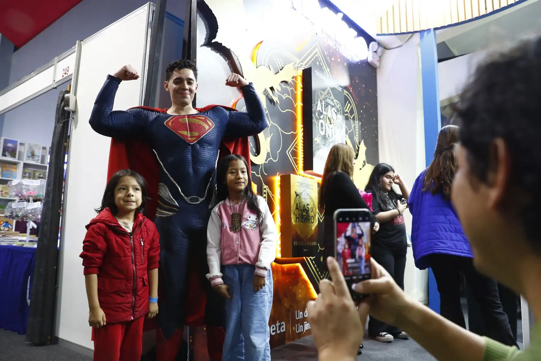 Muchos asistentes a la Feria Internacional del Libro FIL Lima 2025, en su sexto día, tuvieron la oportunidad de tomarse fotos con diversos personajes del cine, de las historias de ciencia ficción y de los cómics, entre ellos muchos superhéroes conocidos como Superman, la Mujer Maravilla, Optimus Prime y Deathpool. Foto: ANDINA/Daniel Bracamonte