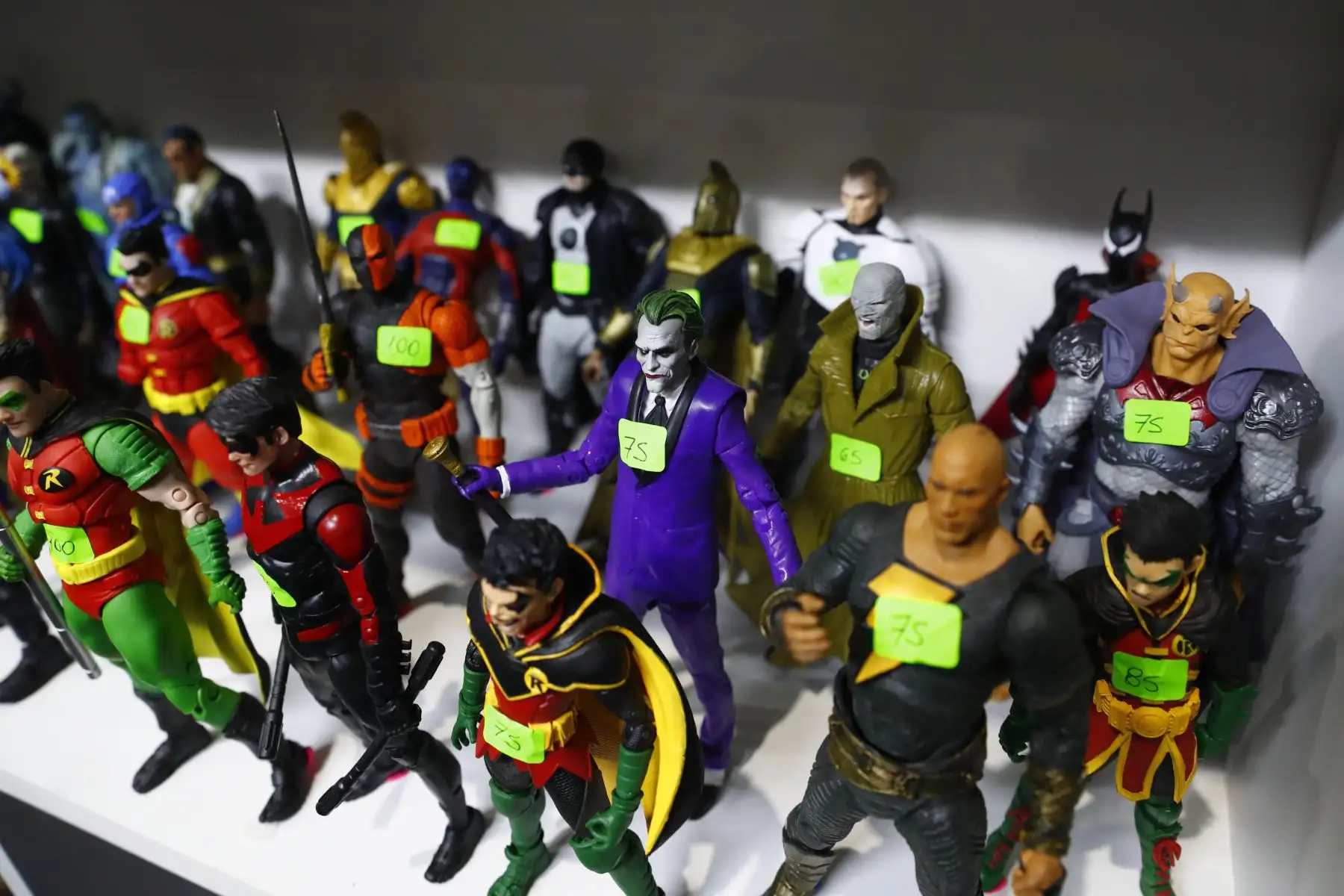 Como parte de las manifestaciones de la cultura geek presentes en la 29 Feria Internacional del Libro FIL Lima 2025, se exponían y se ofrecían en venta diversos souvenires de famosos superhéroes y personajes de las historias de ciencia ficción, de los cómics y el anime, tales como figuras de colección, prendas de vestir y máscaras. Foto: ANDINA/Daniel Bracamonte