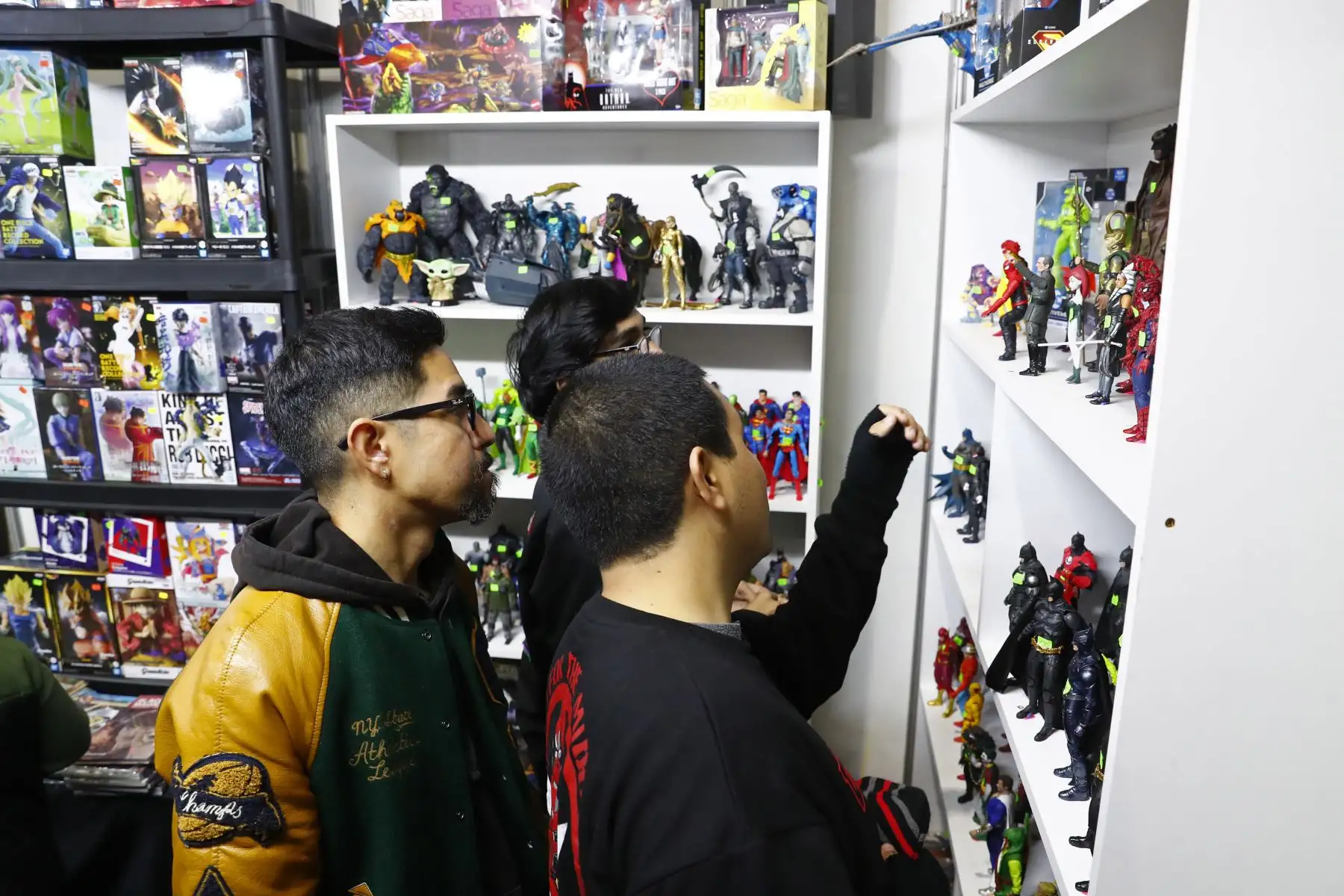 Como parte de las manifestaciones de la cultura geek presentes en la 29 Feria Internacional del Libro FIL Lima 2025, se exponían y se ofrecían en venta diversos souvenires de famosos superhéroes y personajes de las historias de ciencia ficción, de los cómics y el anime, tales como figuras de colección, prendas de vestir y máscaras. Foto: ANDINA/Daniel Bracamonte